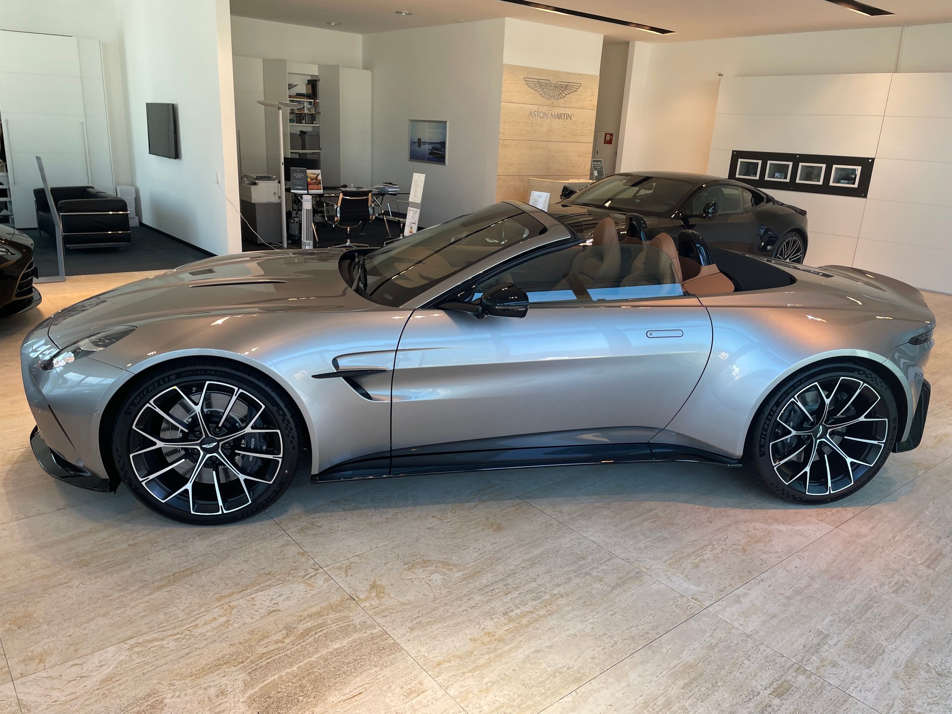 ASTON MARTIN New V8 Vantage Roadster-image-1