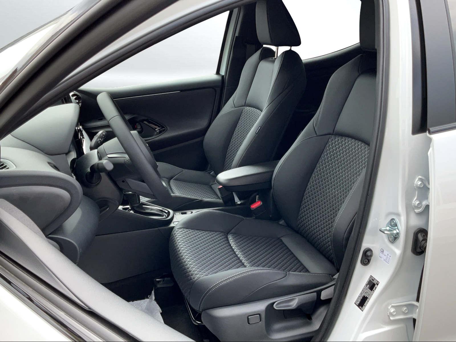 TOYOTA Yaris 1.5 VVT-i HSD Premium-image-4
