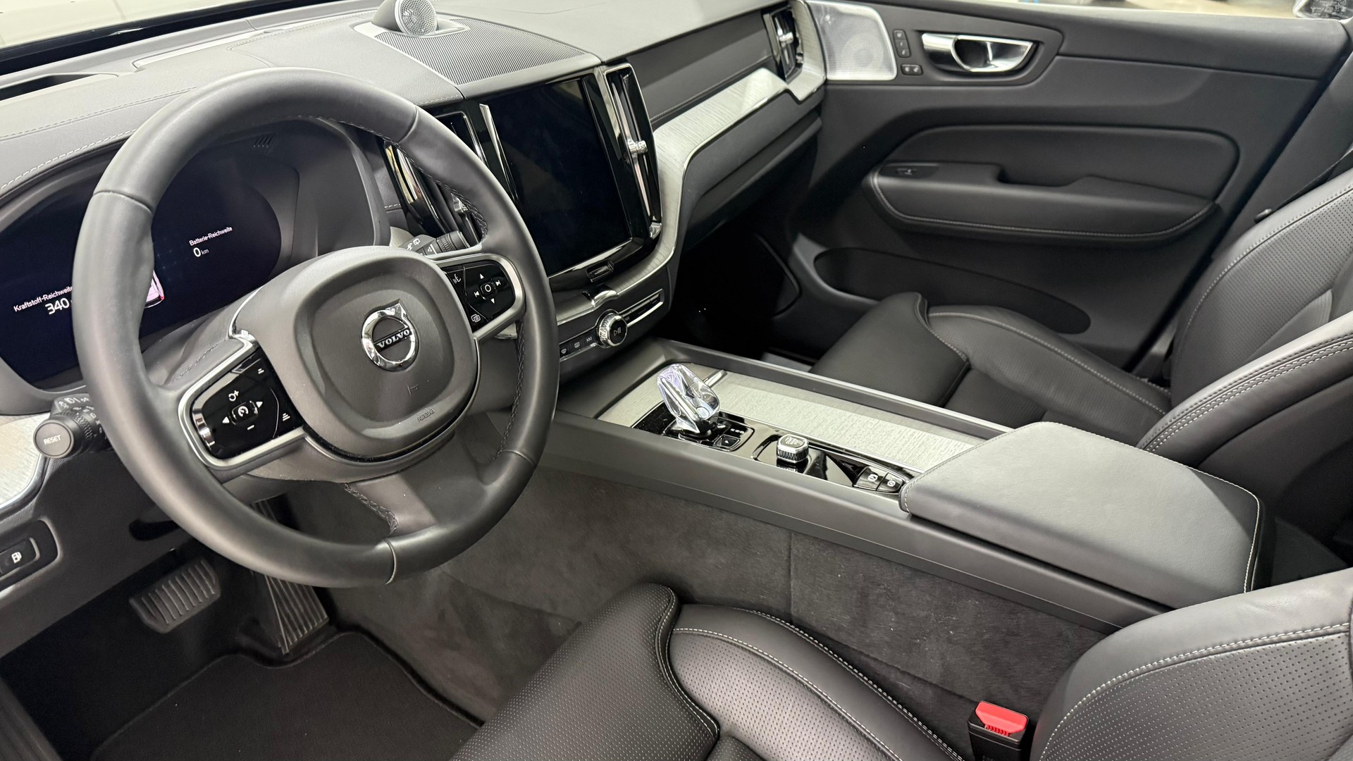 VOLVO XC60 2.0 T8 TE Ultra Dark eAWD-showroom-element-3