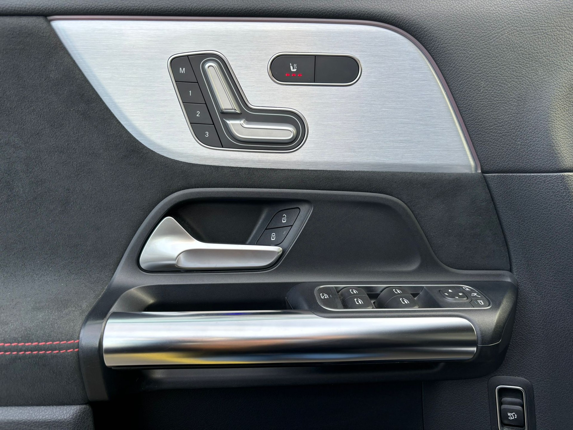 MERCEDES-BENZ EQA 300 AMG-Line 4Matic-image-12