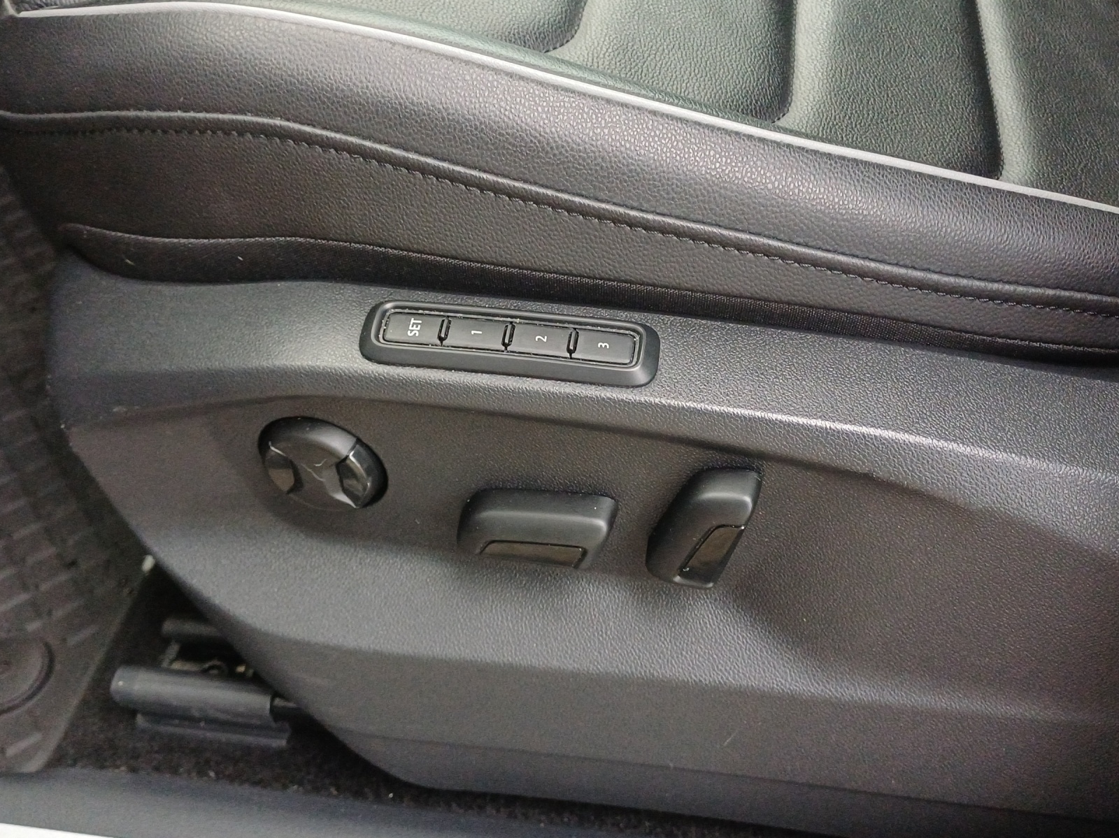 VW Tiguan 2.0 TDI SCR Elegance 4Motion DSG-image-14
