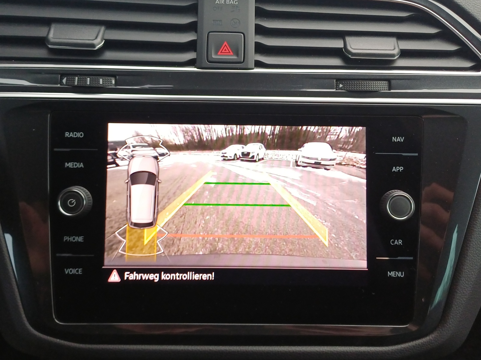 VW Tiguan 2.0 TDI SCR Elegance 4Motion DSG-image-15