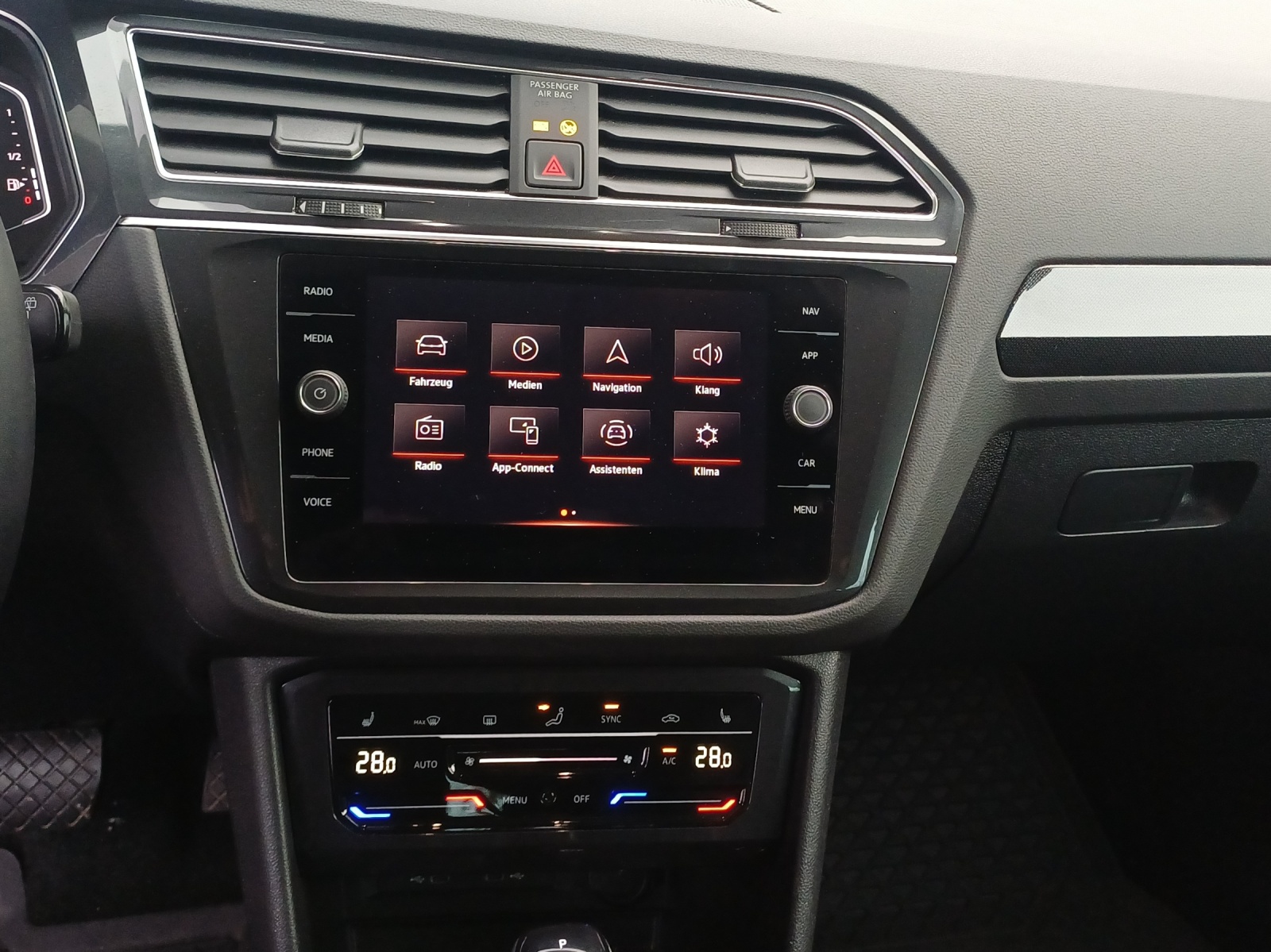 VW Tiguan 2.0 TDI SCR Elegance 4Motion DSG-image-10