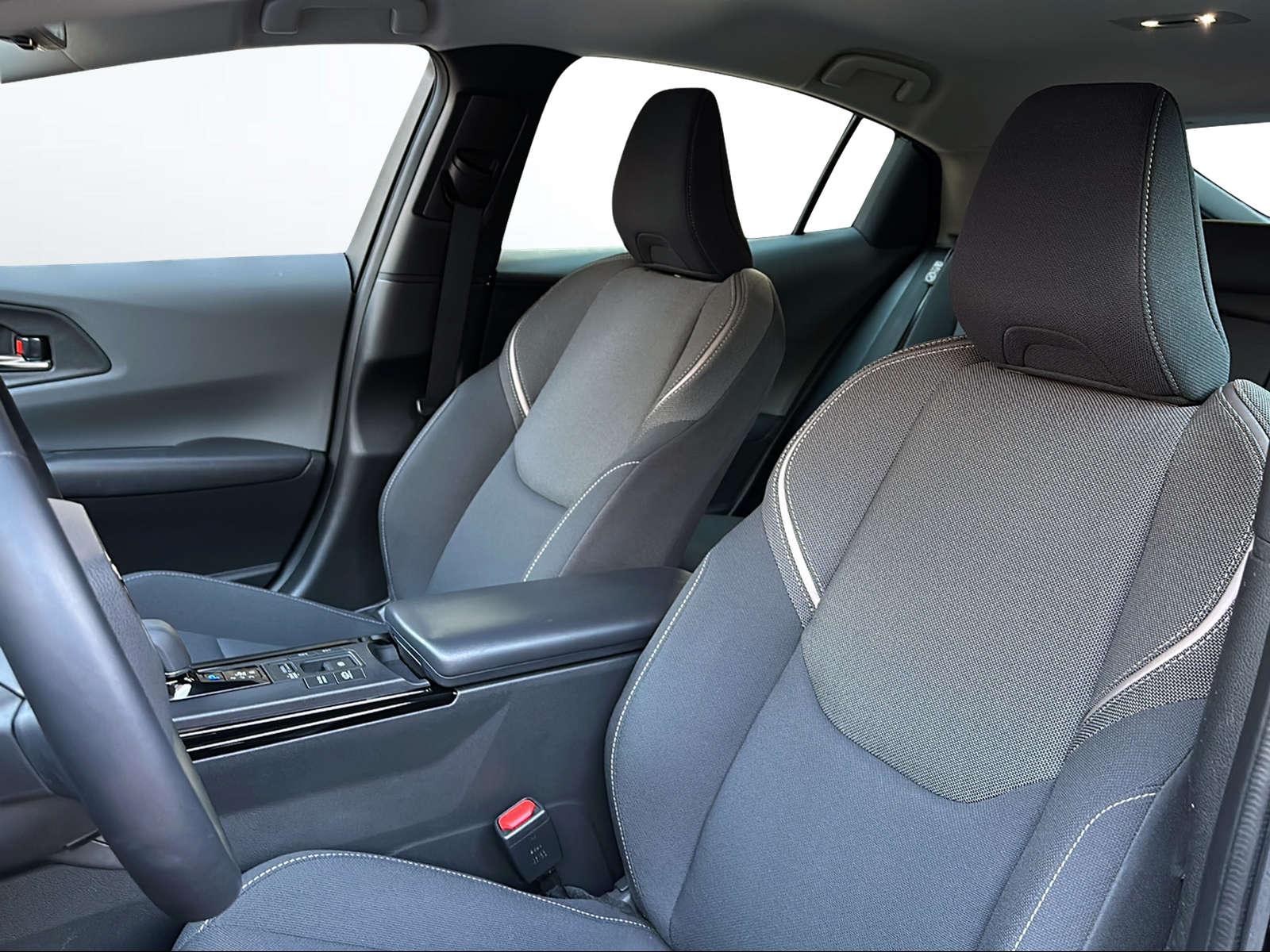 TOYOTA Prius 2.0 Plug-In-Hybrid Style-image-9