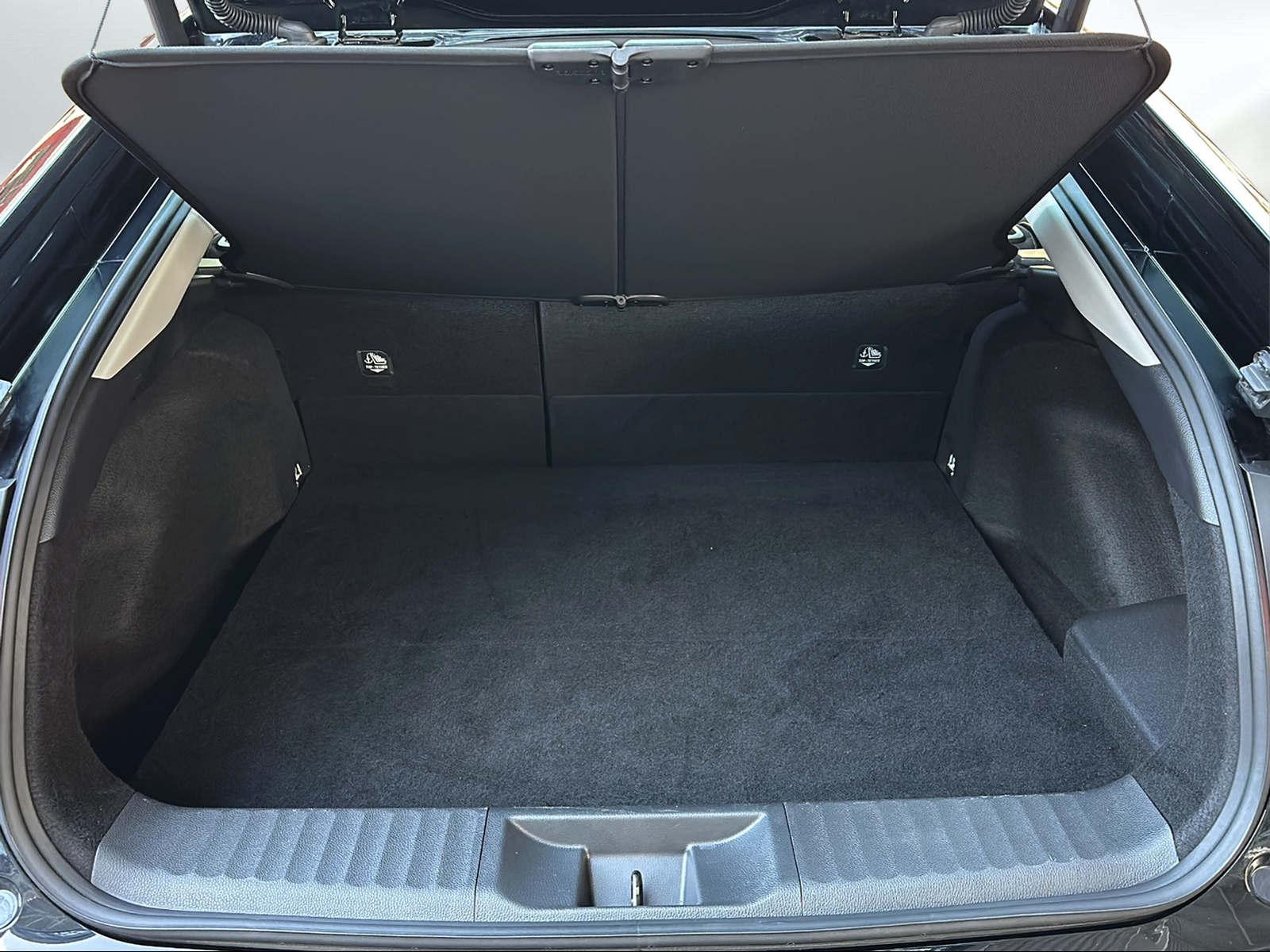 TOYOTA Prius 2.0 Plug-In-Hybrid Style-image-6