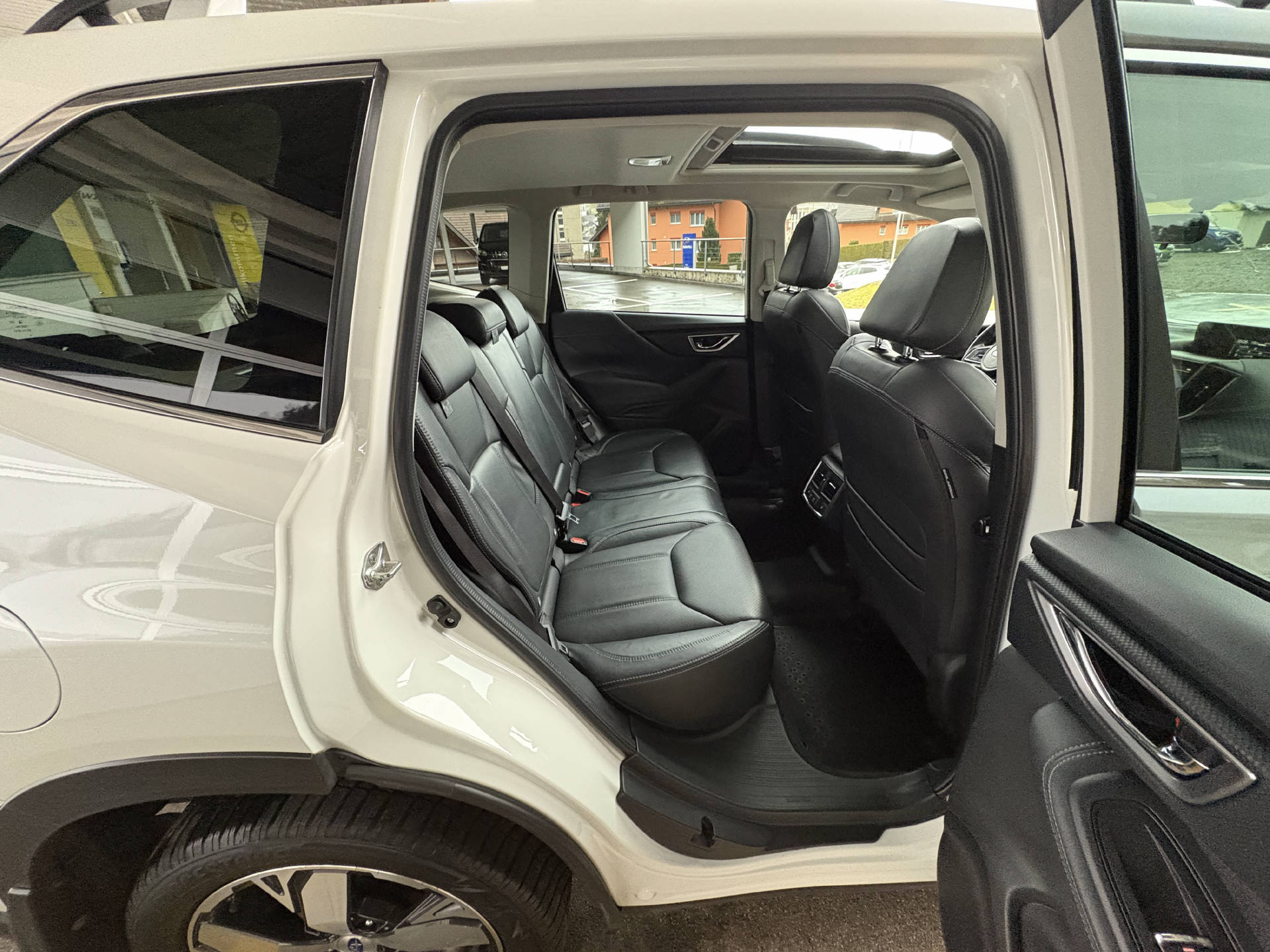 SUBARU Forester Station 2.0i e-Boxer Luxury-image-5