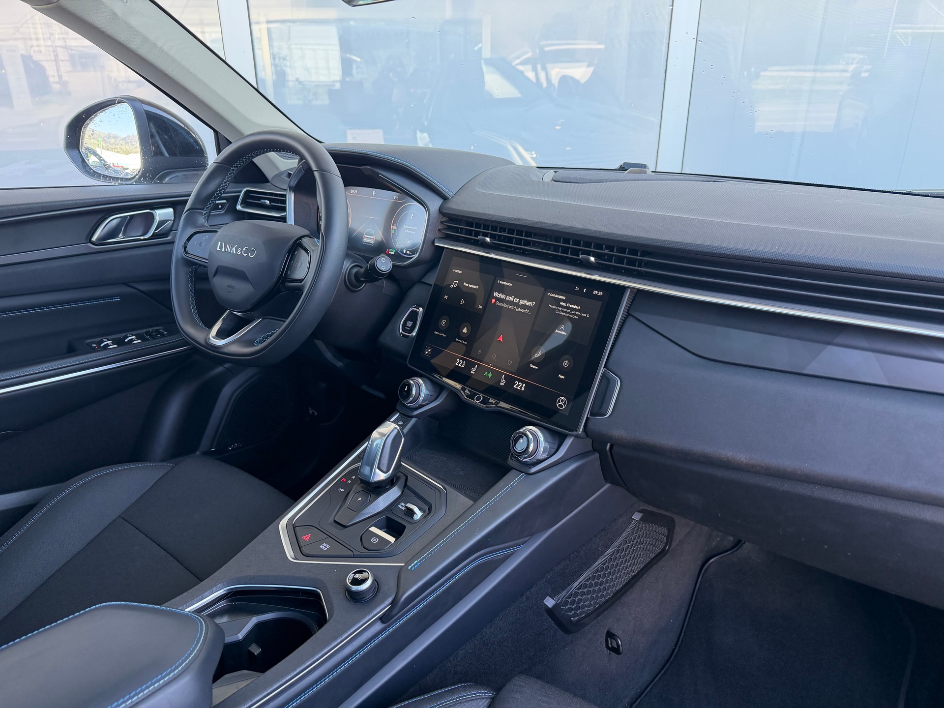 LYNK & CO 01 PHEV-showroom-element-2