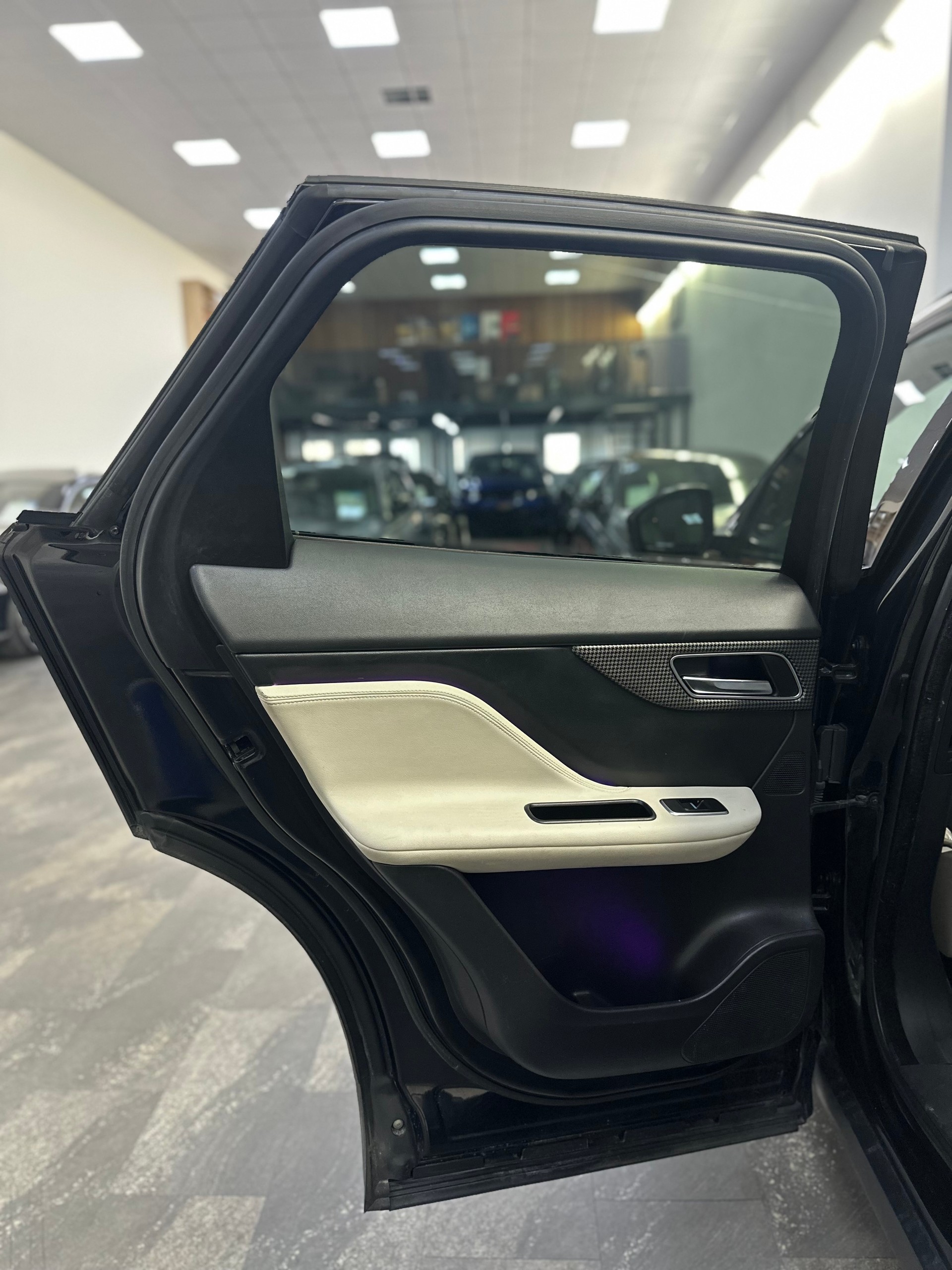 JAGUAR F-Pace 3.0 TD S AWD Automatik-image-23