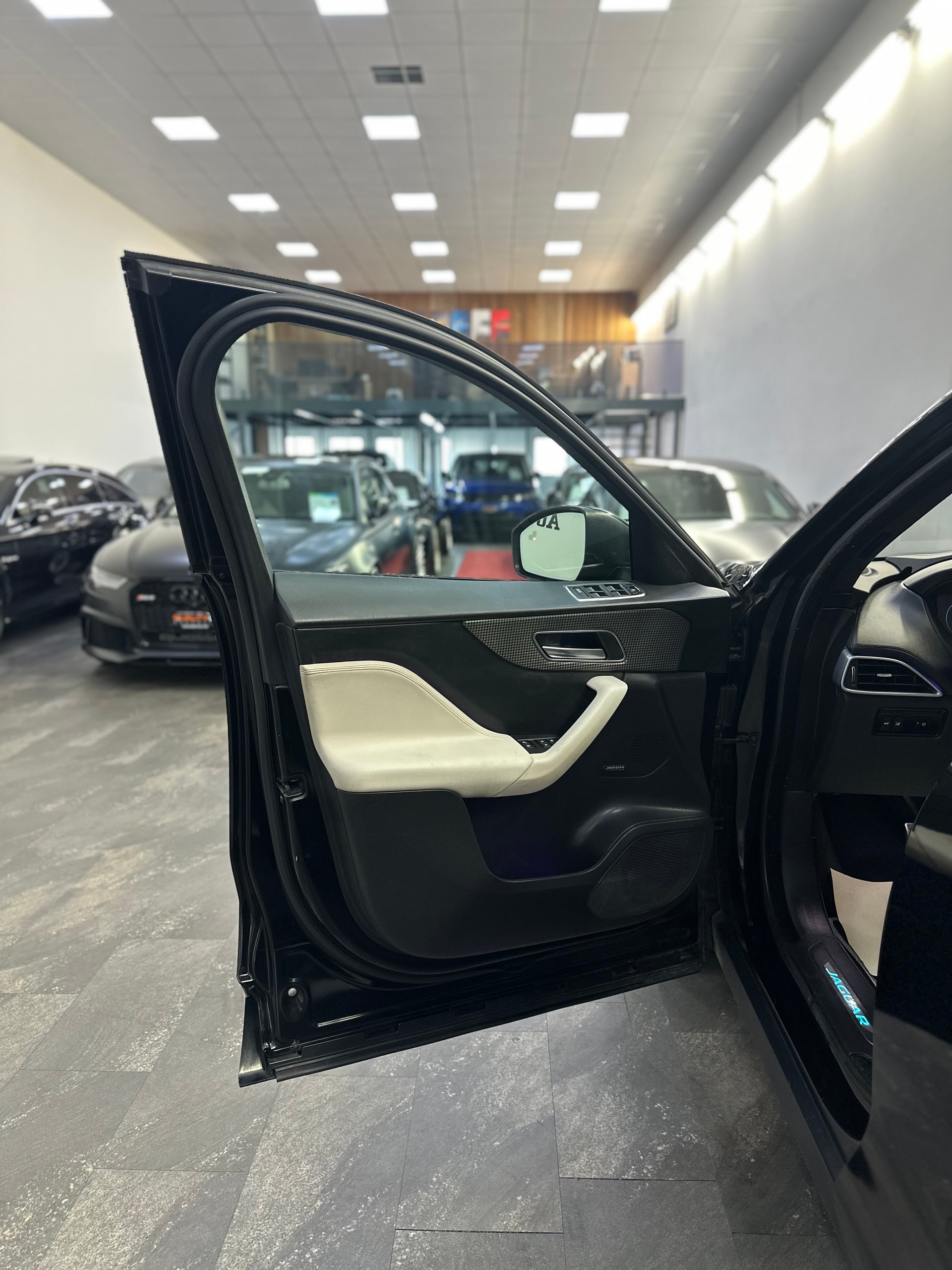 JAGUAR F-Pace 3.0 TD S AWD Automatik-image-24