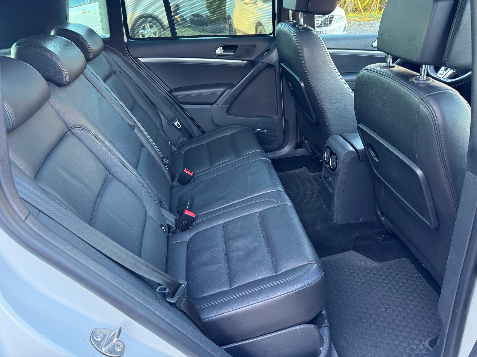 VW Tiguan 2.0 TDI BMT R-Line Design 4Motion DSG-image-8