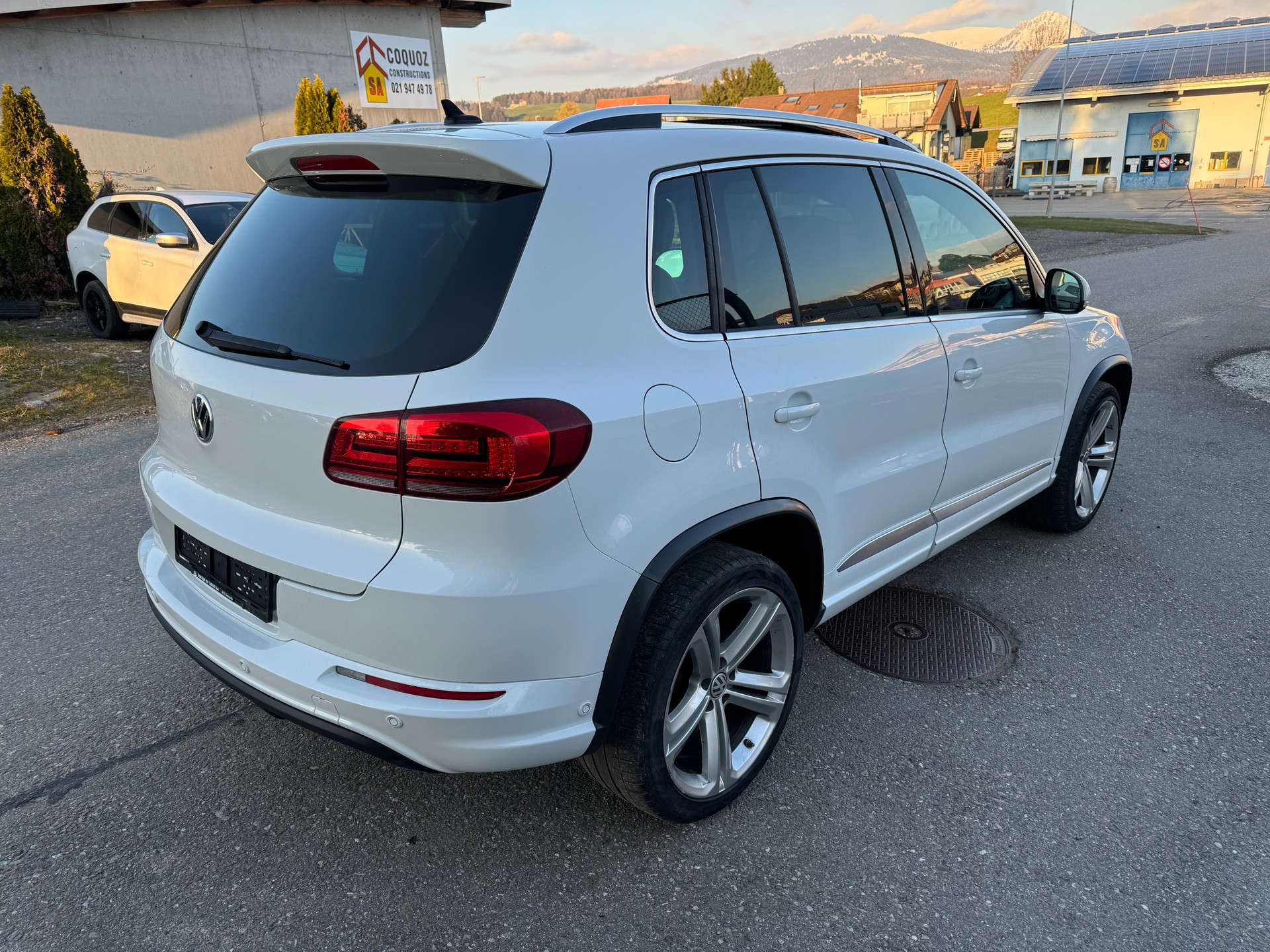 VW Tiguan 2.0 TDI BMT R-Line Design 4Motion DSG-image-3