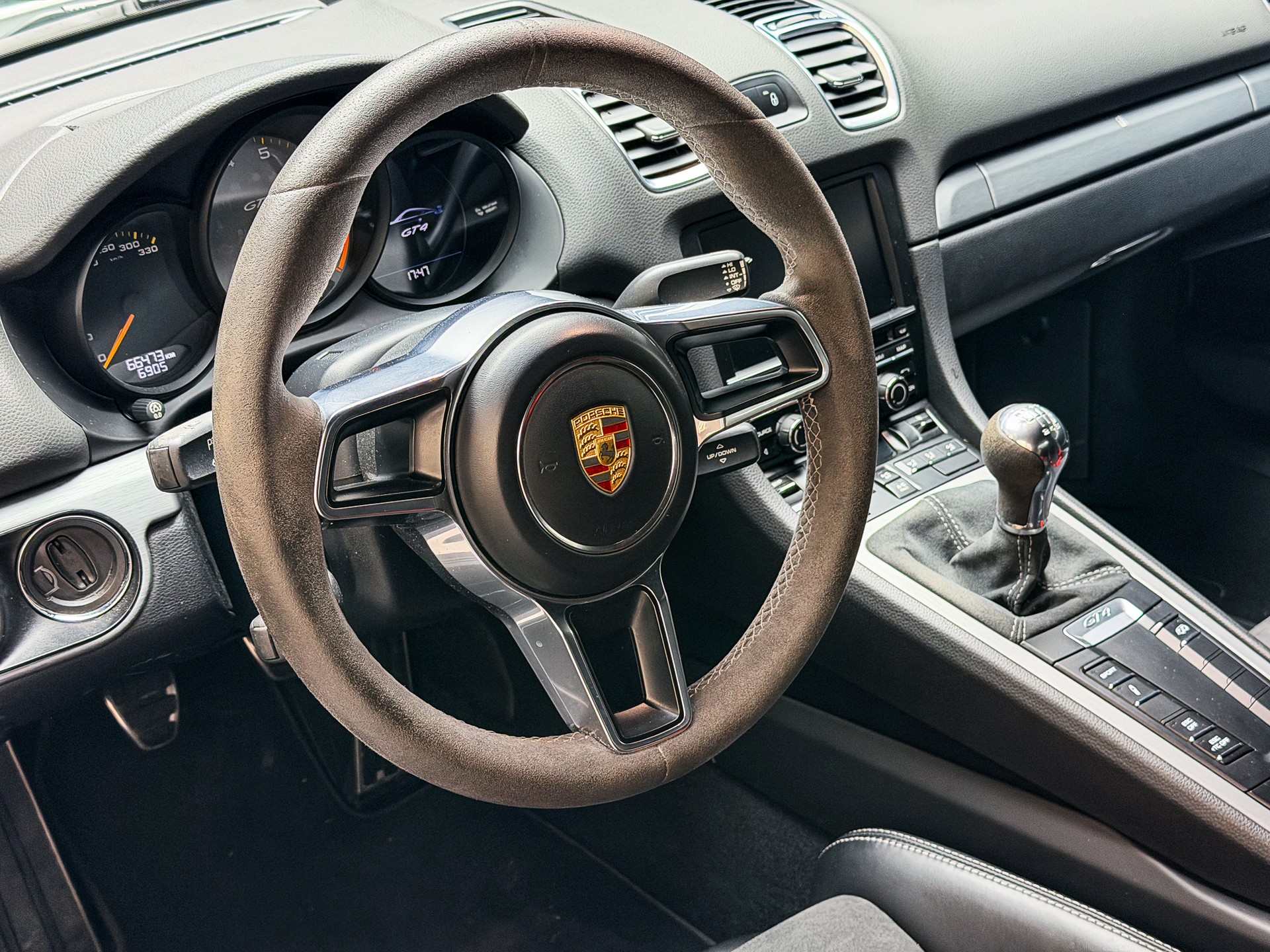 PORSCHE Cayman GT4-image-7