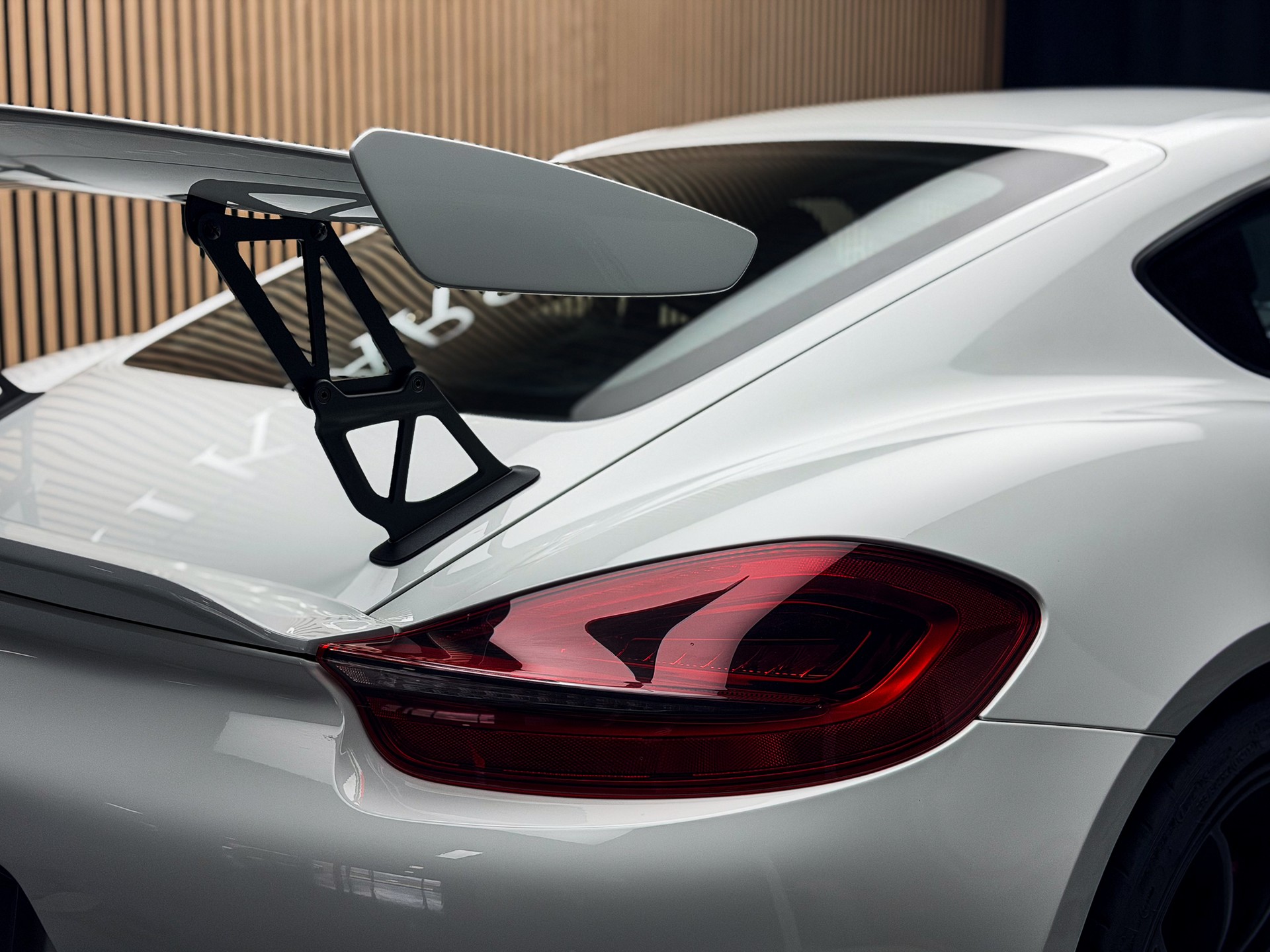 PORSCHE Cayman GT4-image-5