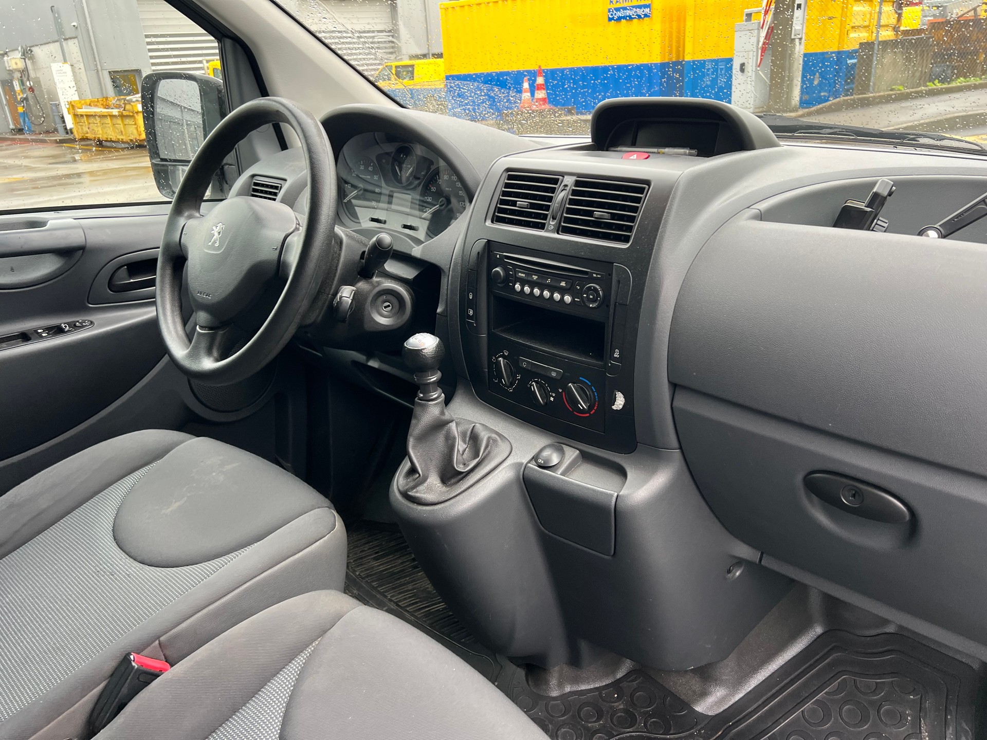 PEUGEOT Expert 2.0 HDi 229 L2H1-image-12