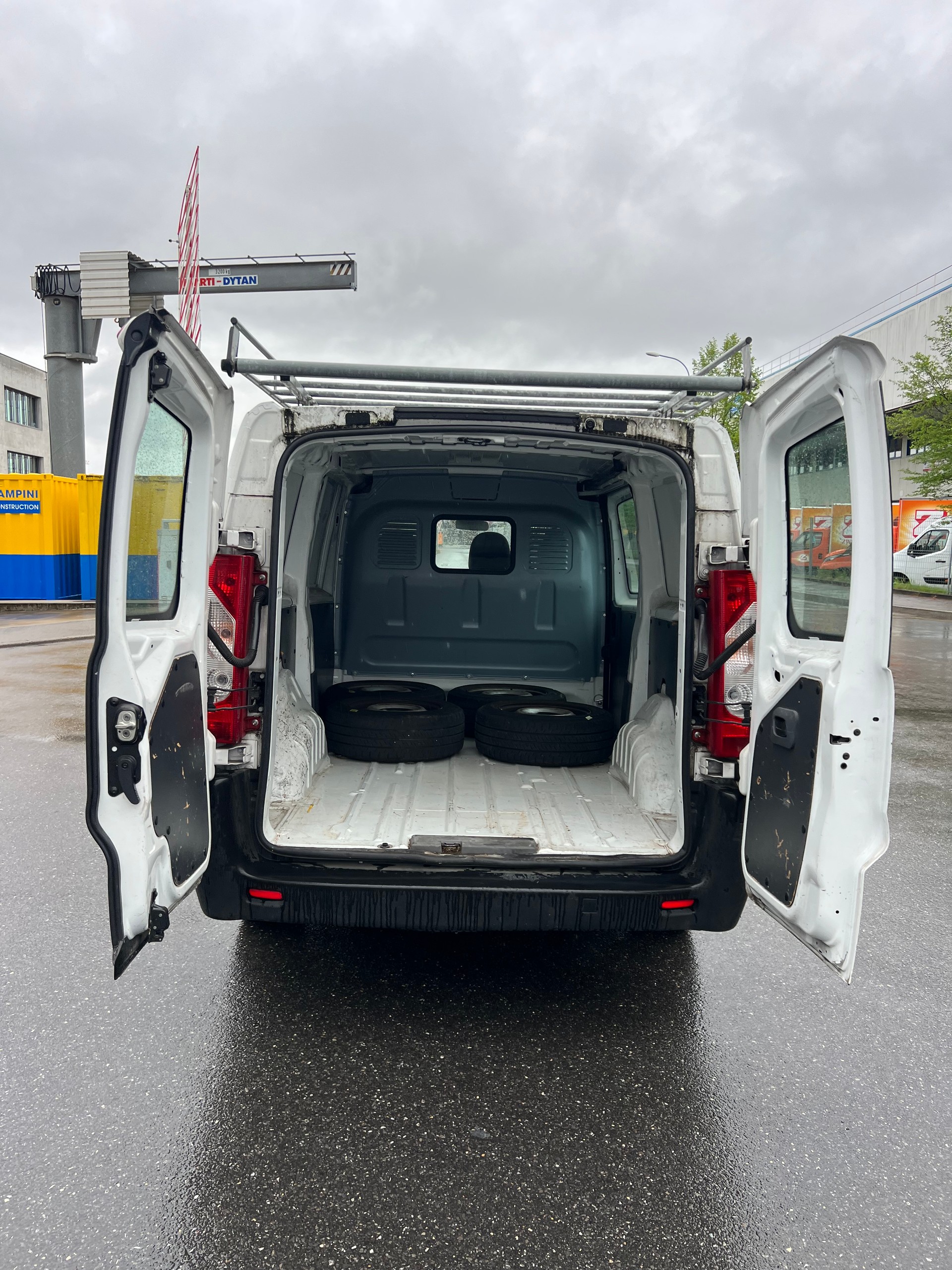PEUGEOT Expert 2.0 HDi 229 L2H1-image-15