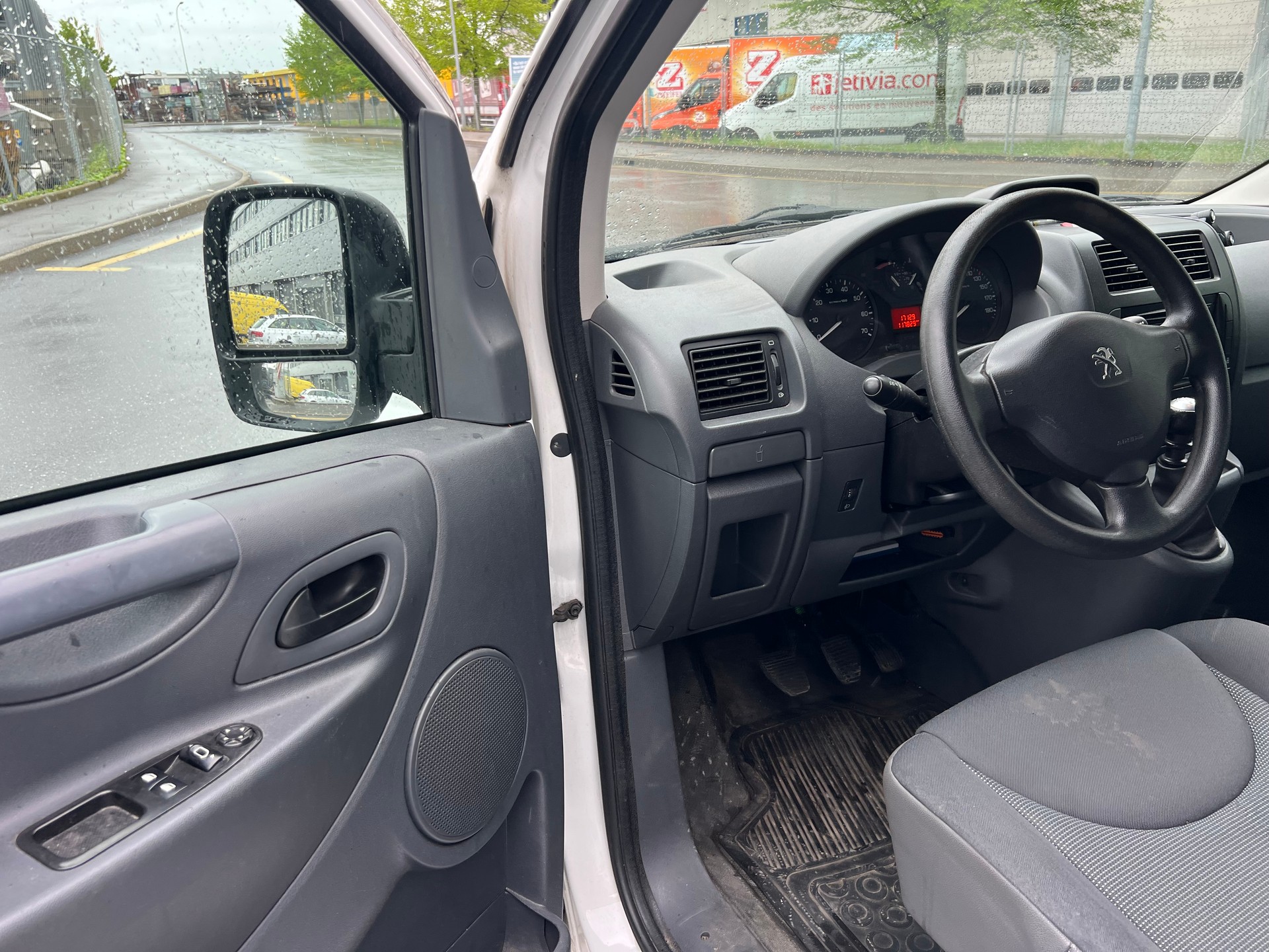 PEUGEOT Expert 2.0 HDi 229 L2H1-image-8