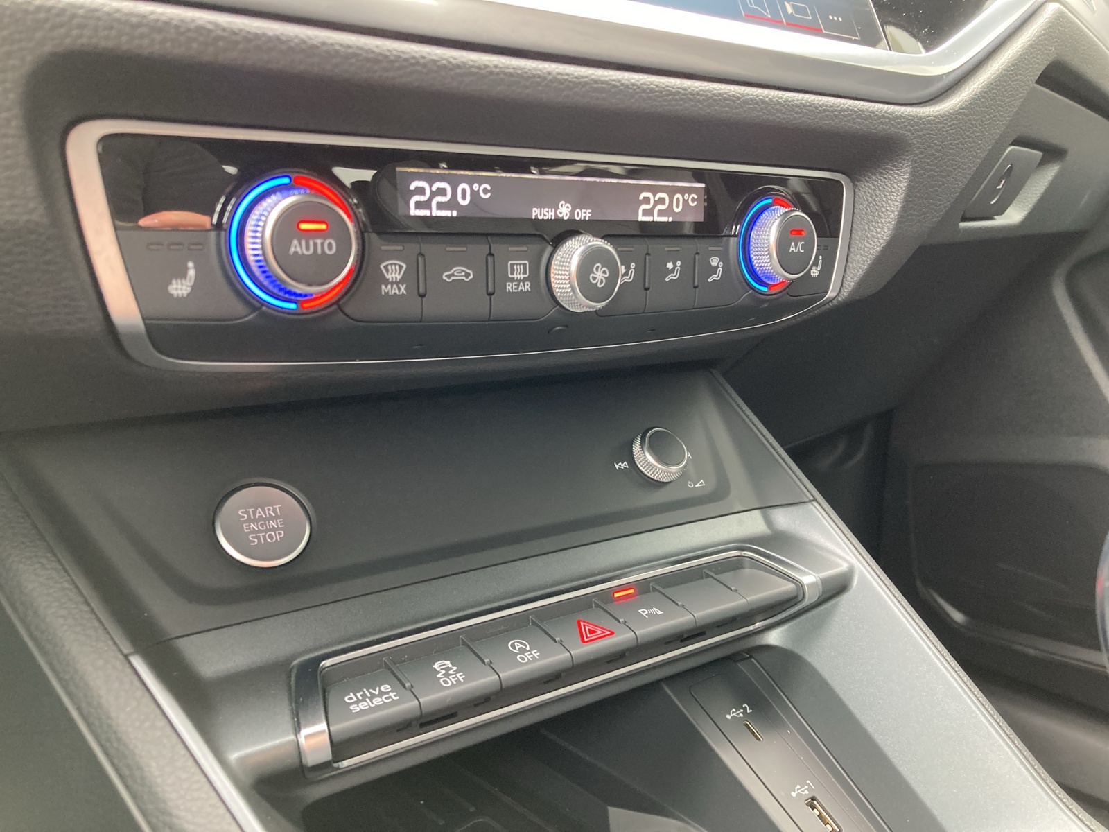 AUDI Q3 40 TFSI S line quattro S-tronic-image-14