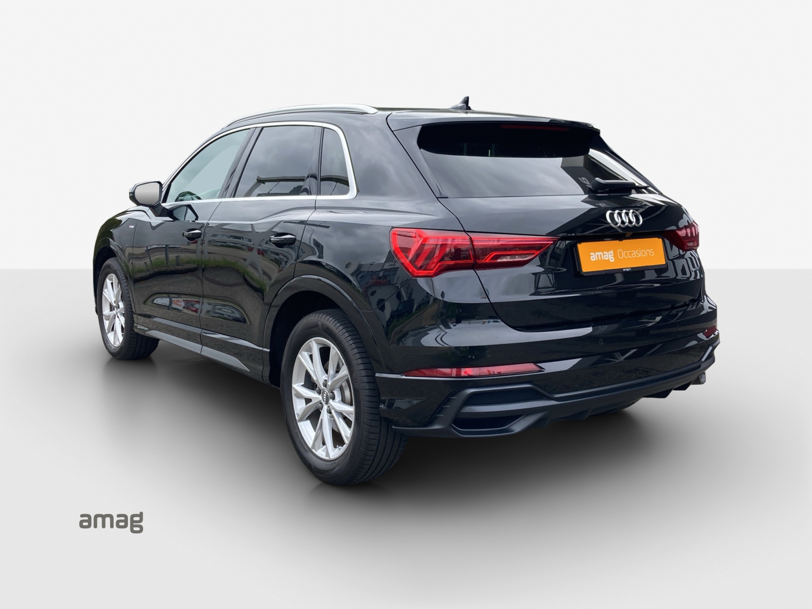 AUDI Q3 40 TFSI S line quattro S-tronic-image-2