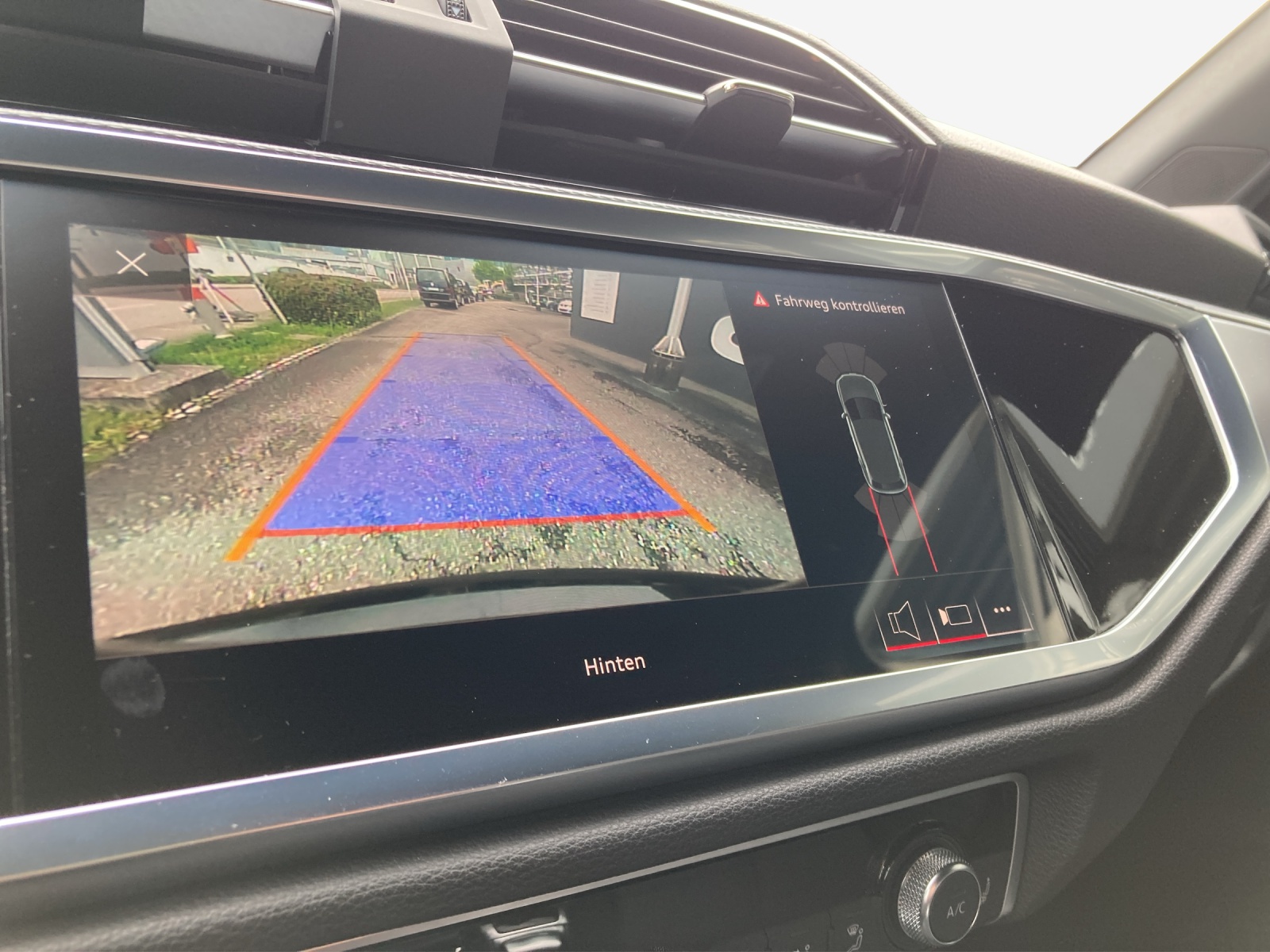 AUDI Q3 40 TFSI S line quattro S-tronic-image-13