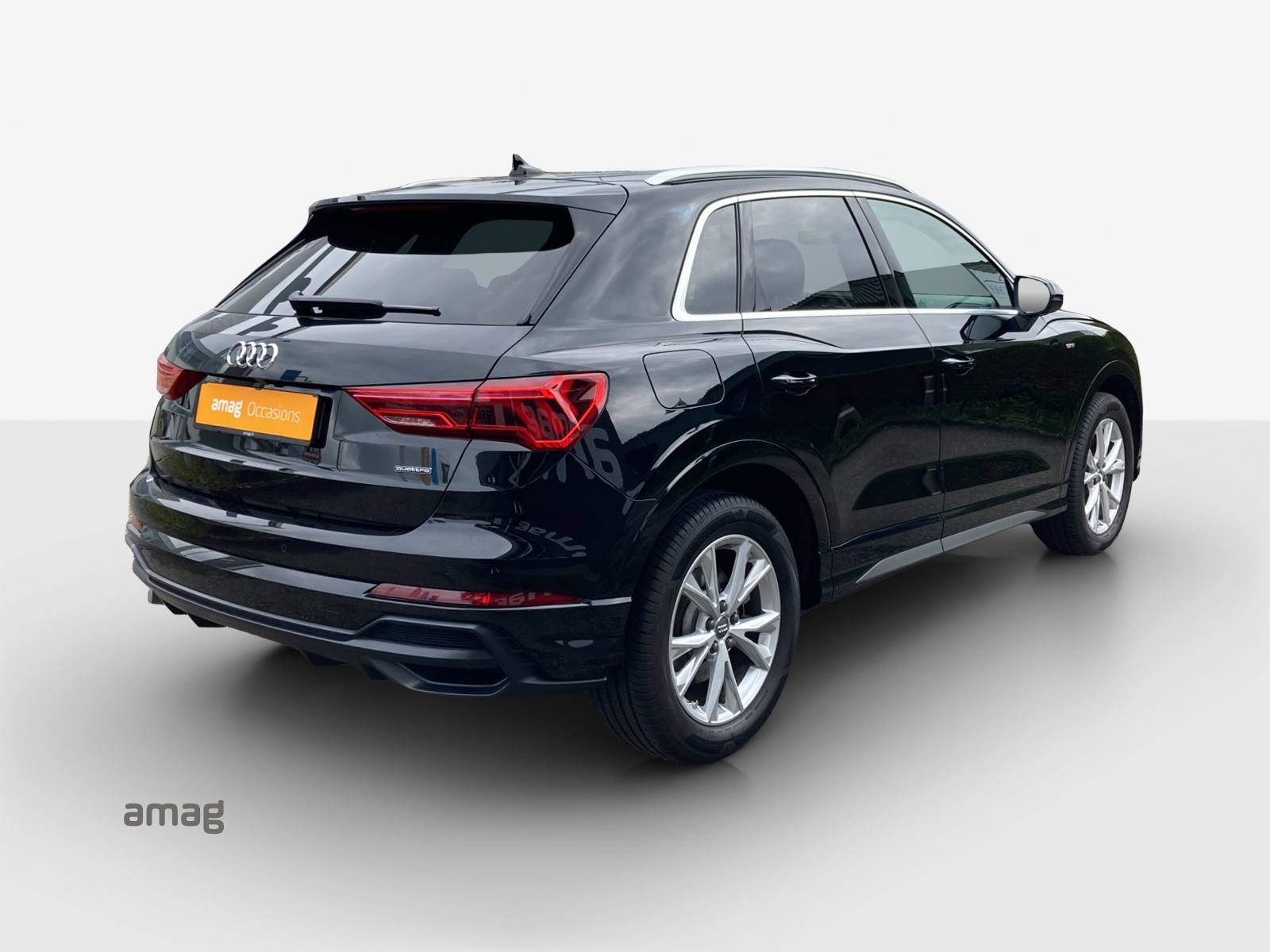 AUDI Q3 40 TFSI S line quattro S-tronic-image-4