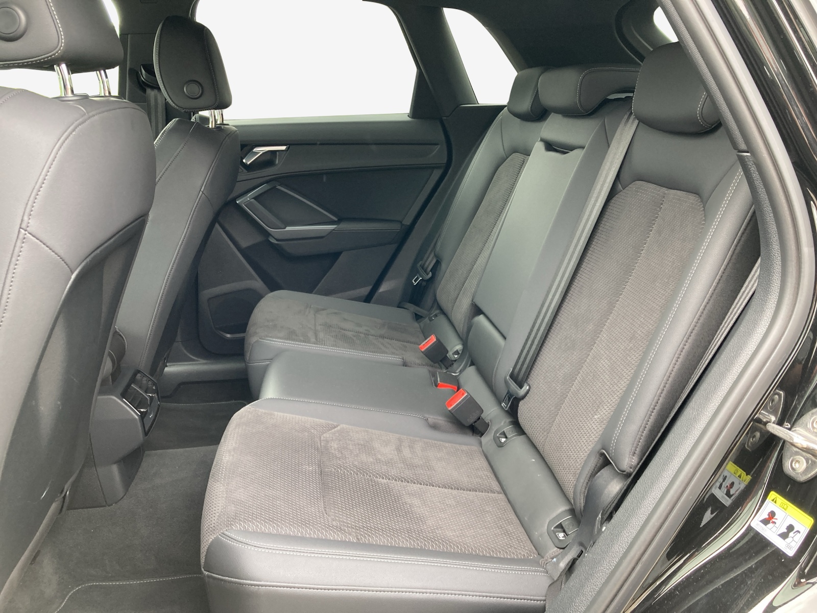 AUDI Q3 40 TFSI S line quattro S-tronic-image-11