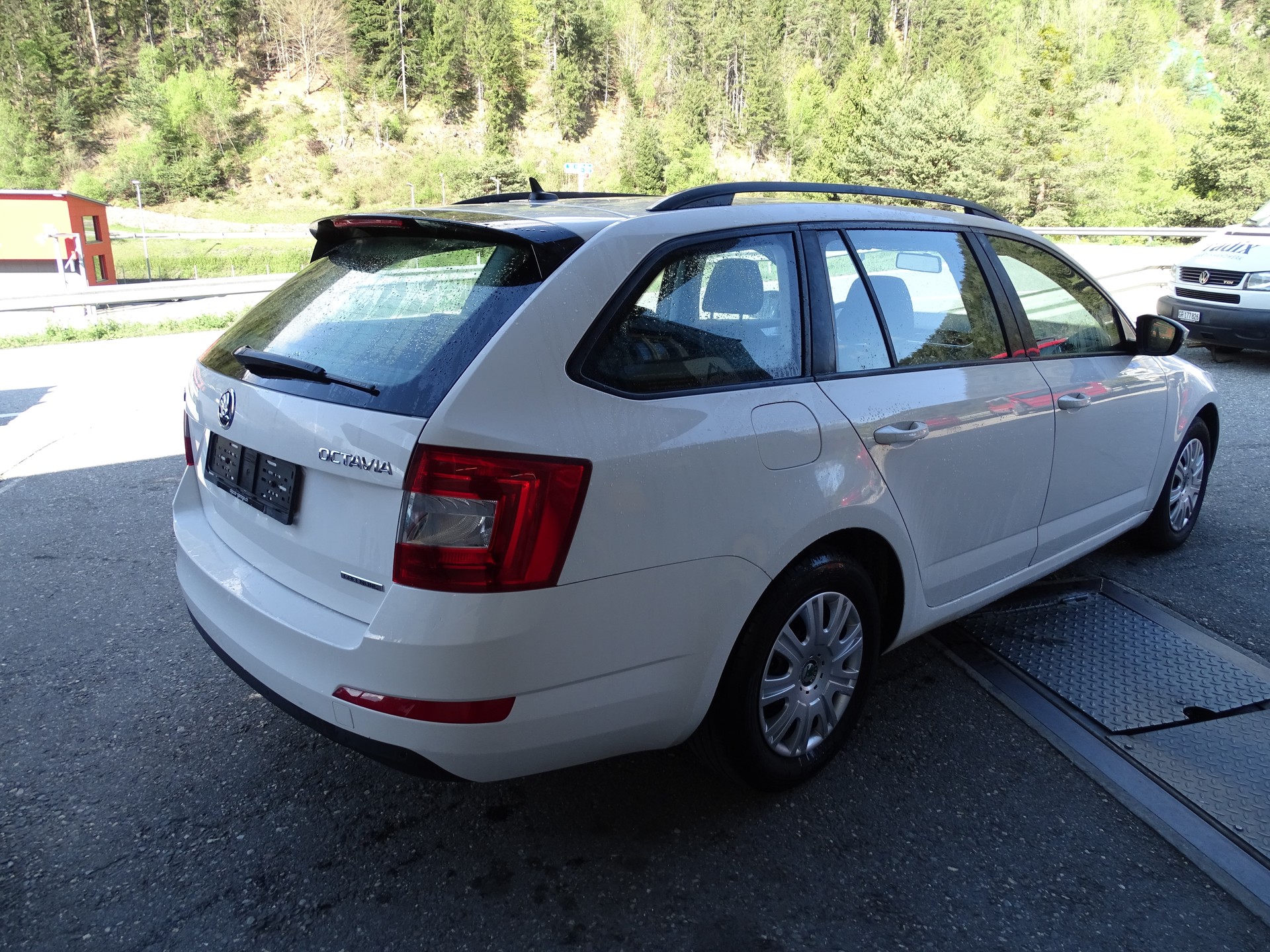 SKODA Octavia Combi 1.6 TDI GreenLine-image-4