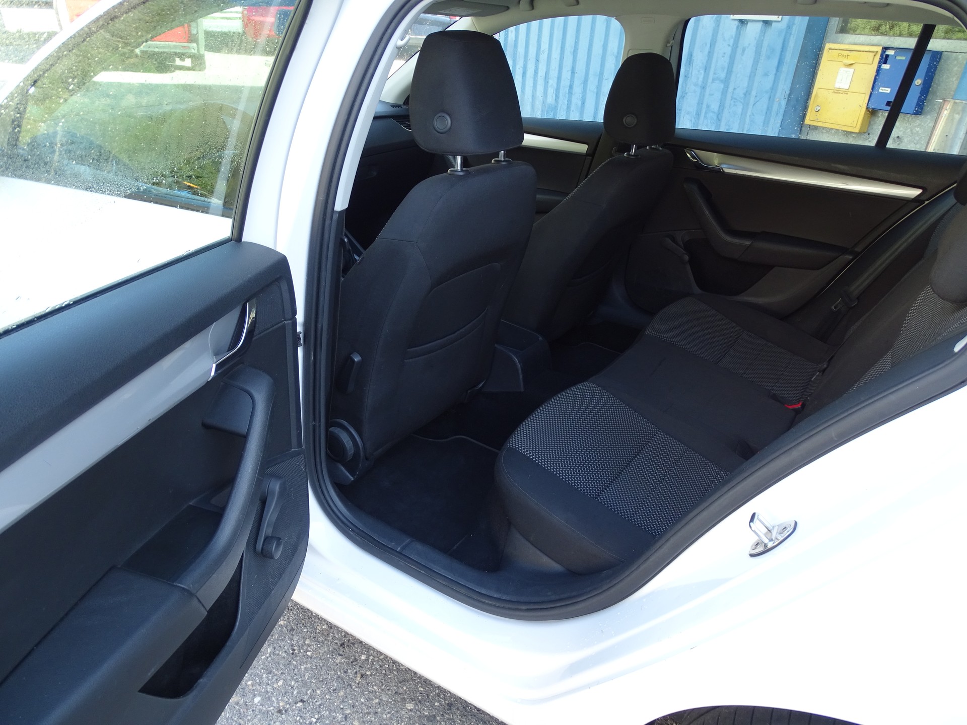 SKODA Octavia Combi 1.6 TDI GreenLine-image-8