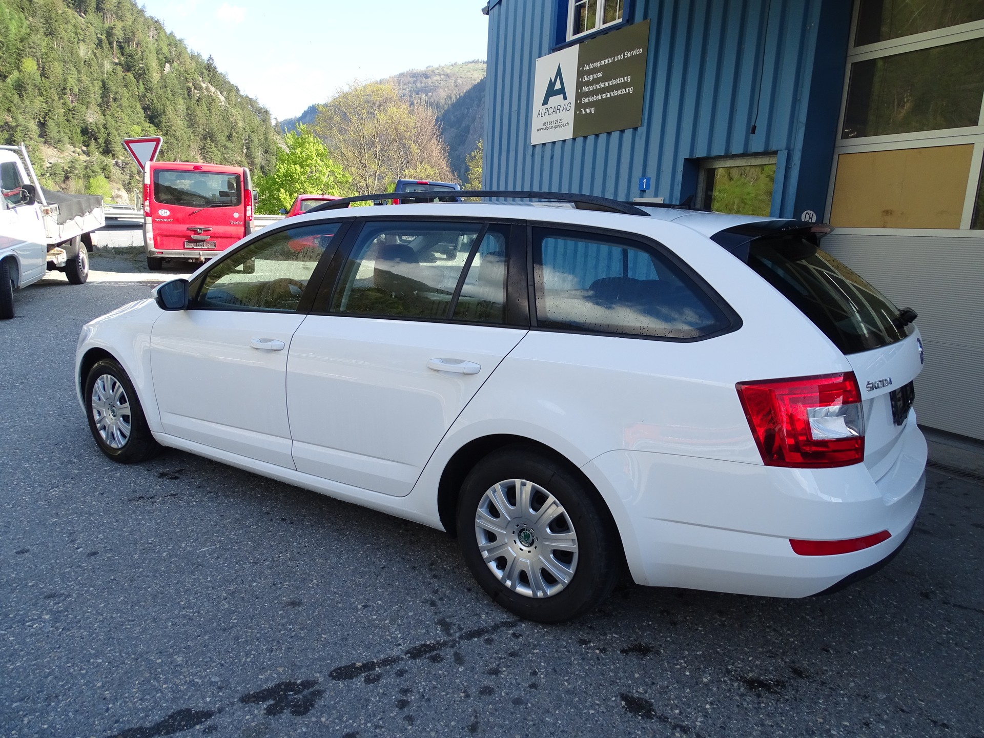 SKODA Octavia Combi 1.6 TDI GreenLine-image-2