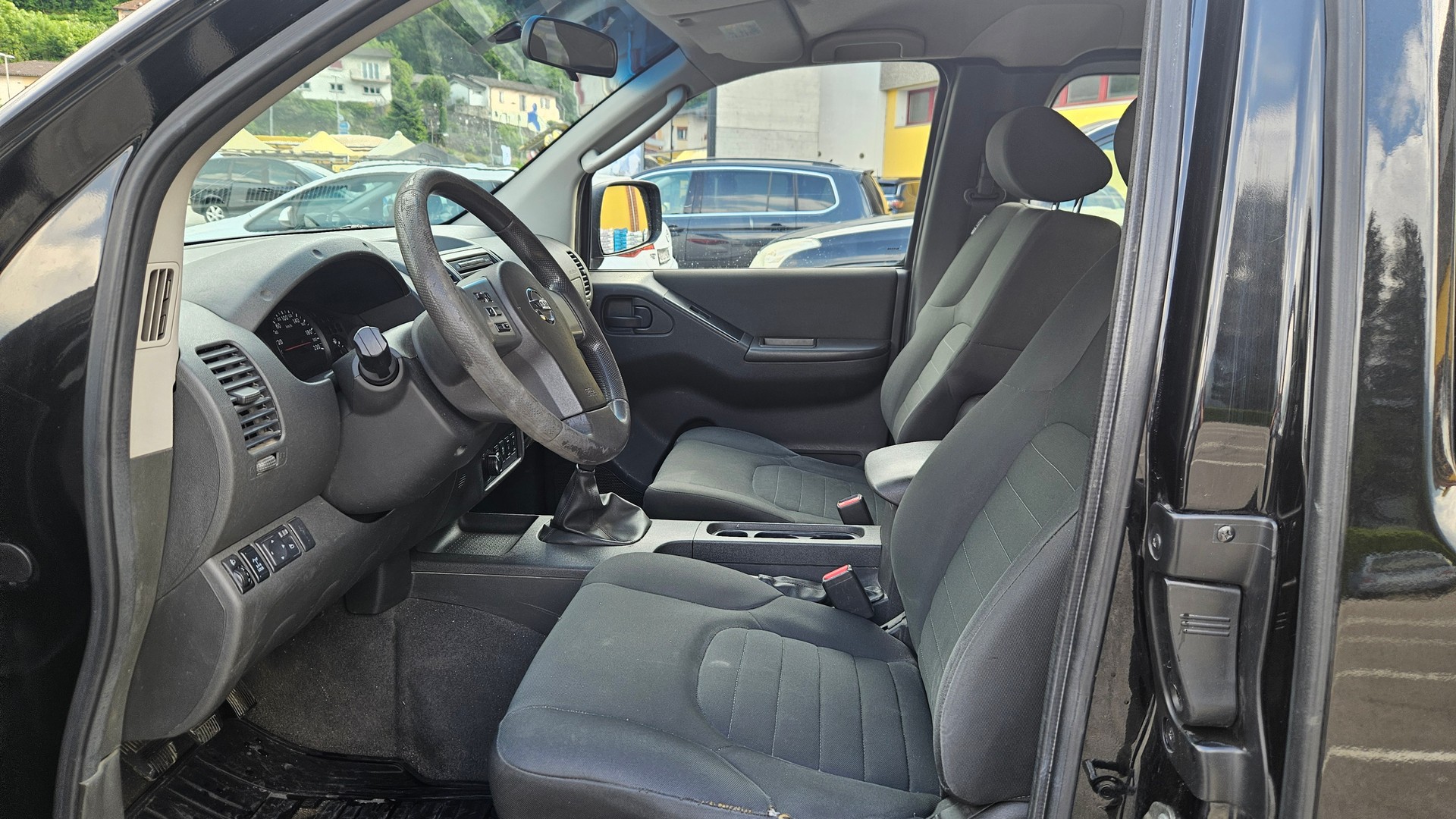 NISSAN Navara King Cab XE 2.5 dCi 4WD-image-5