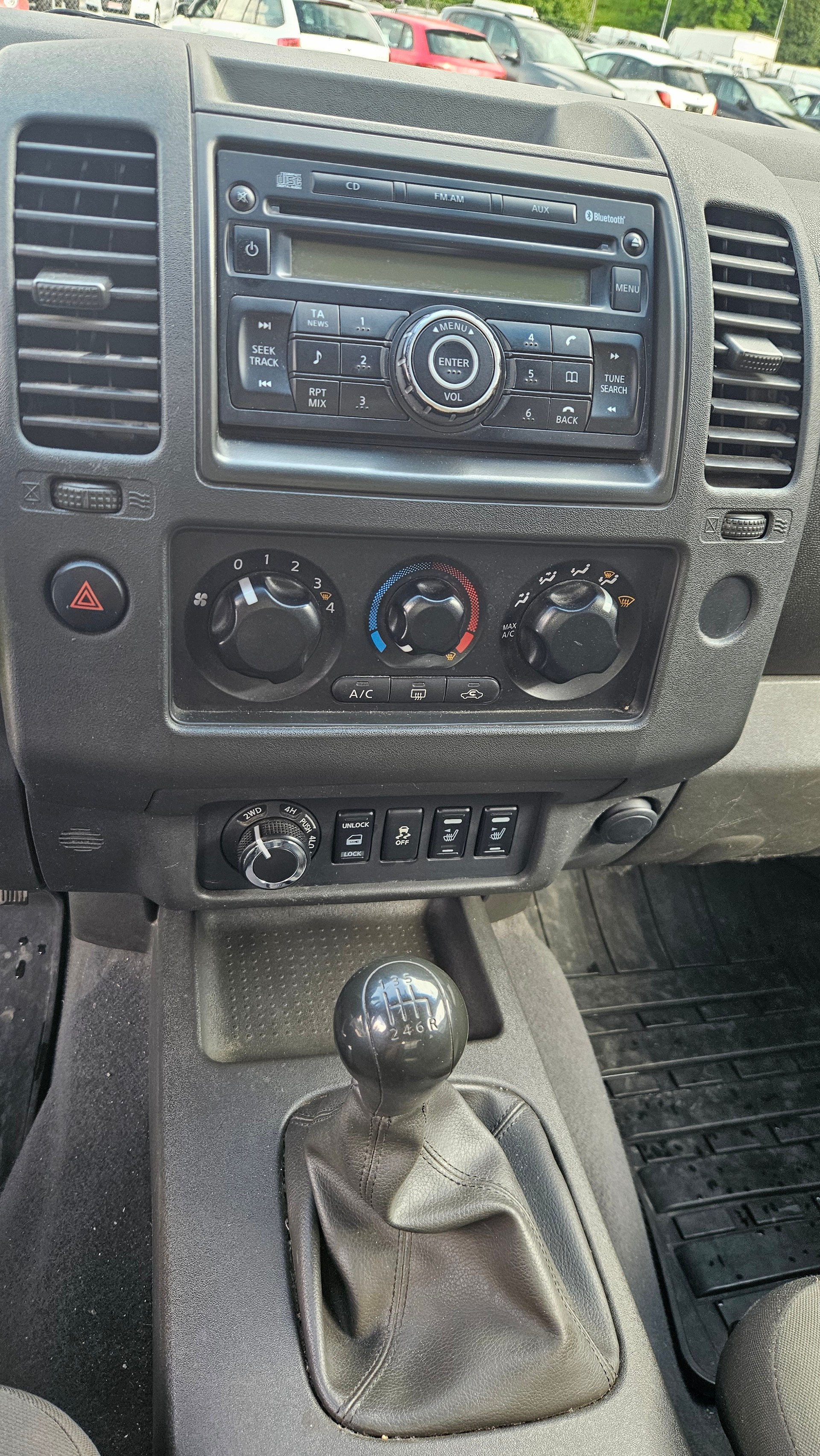 NISSAN Navara King Cab XE 2.5 dCi 4WD-image-6