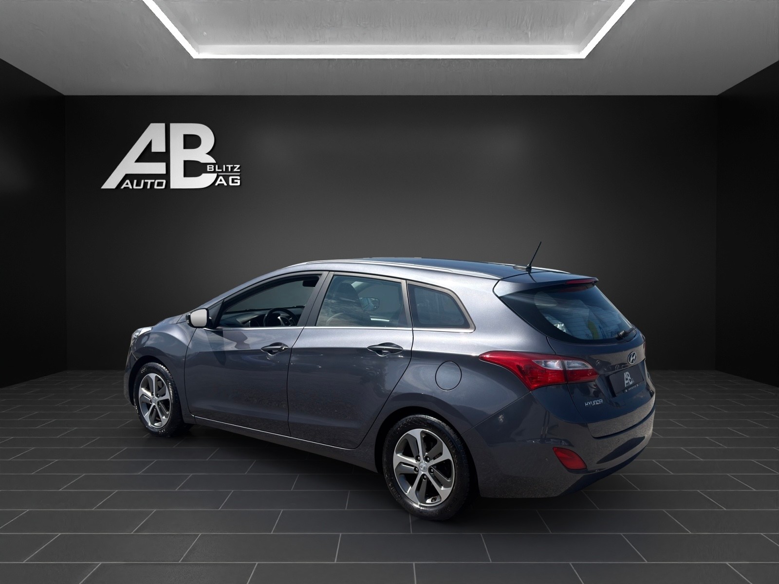 HYUNDAI i30 Wagon 1.6 CRDi Plena Automatic DCT-image-2