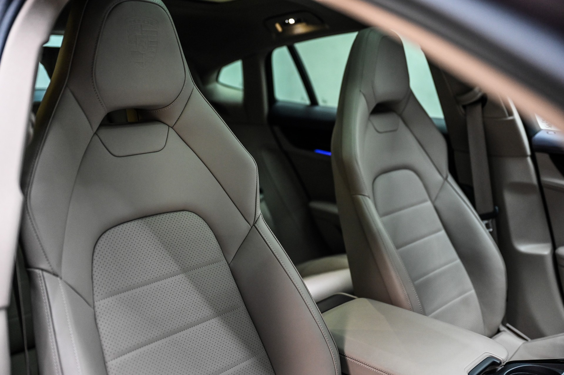 PORSCHE Panamera 4-image-21