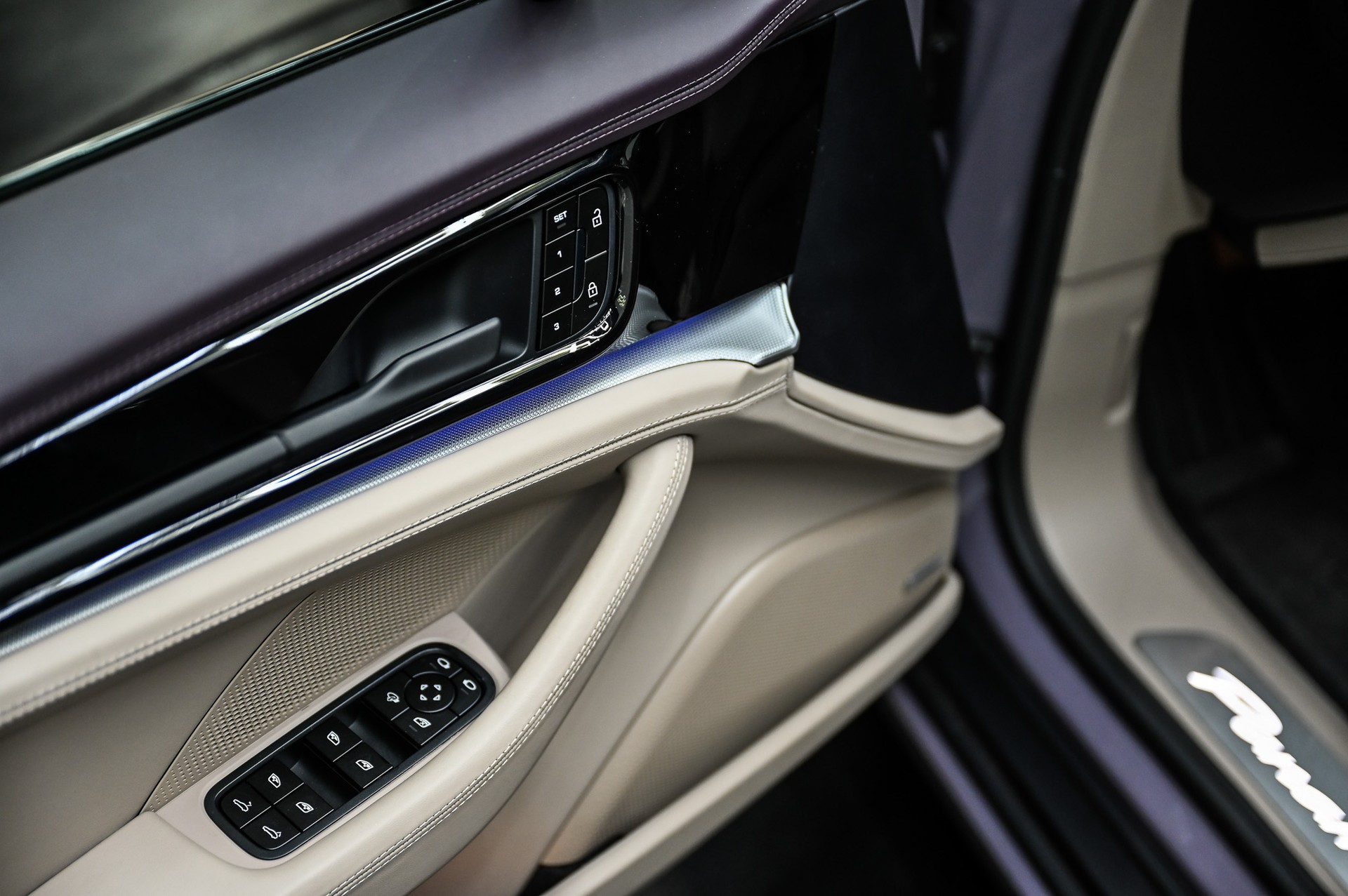 PORSCHE Panamera 4-image-32