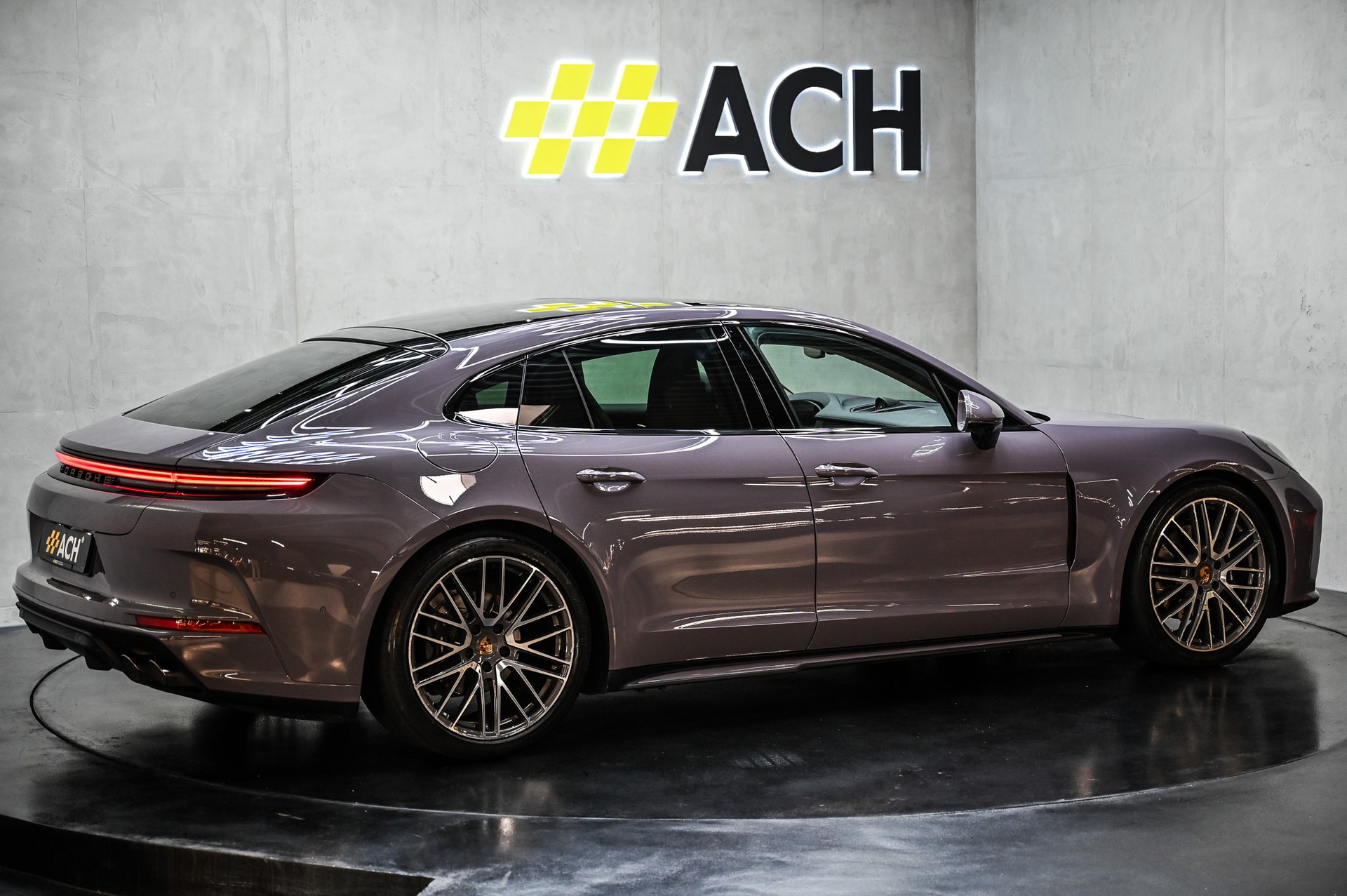 PORSCHE Panamera 4-image-9