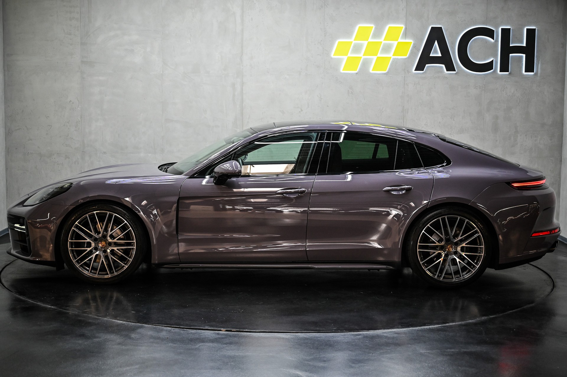PORSCHE Panamera 4-image-4