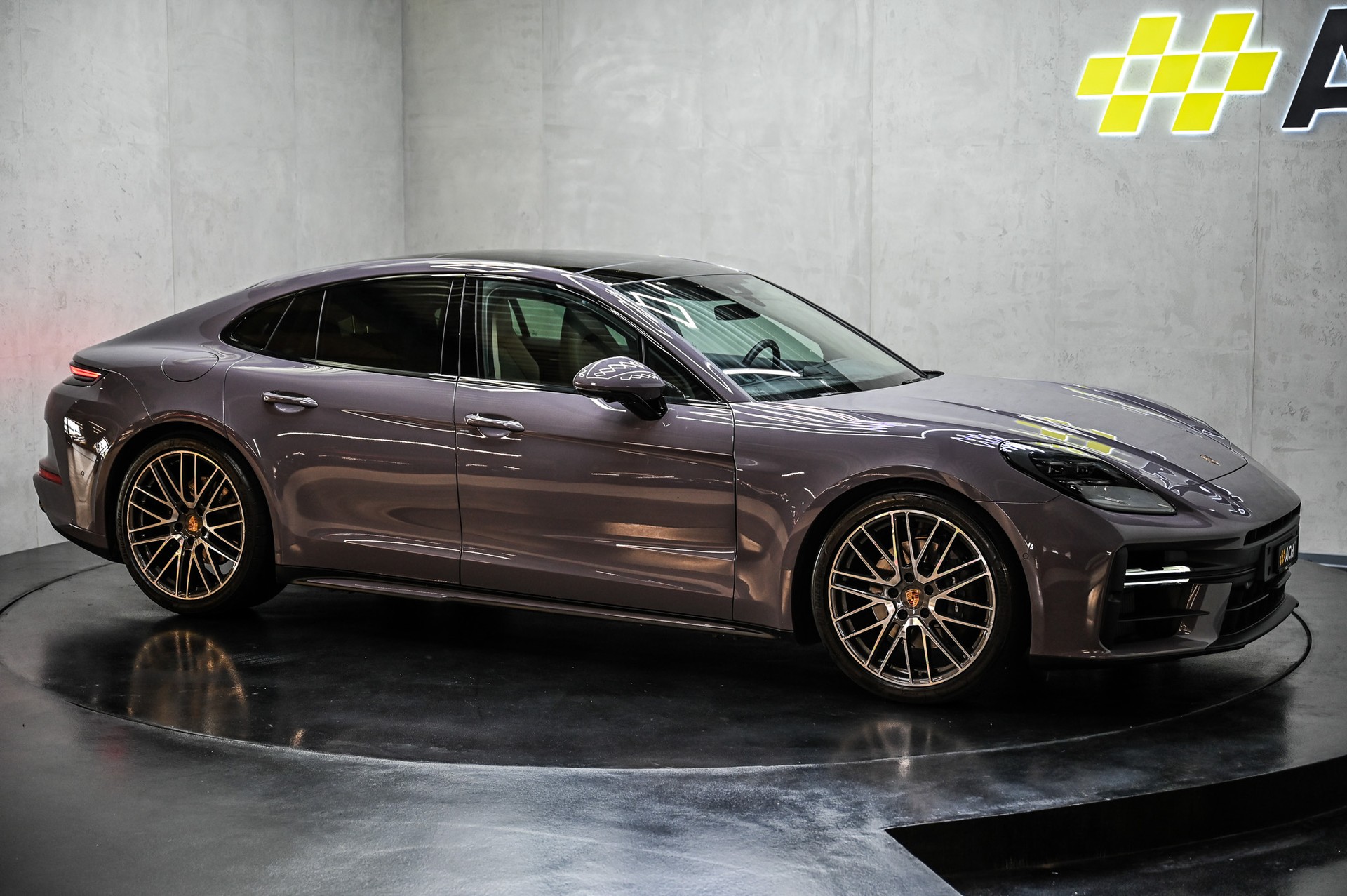 PORSCHE Panamera 4-image-11