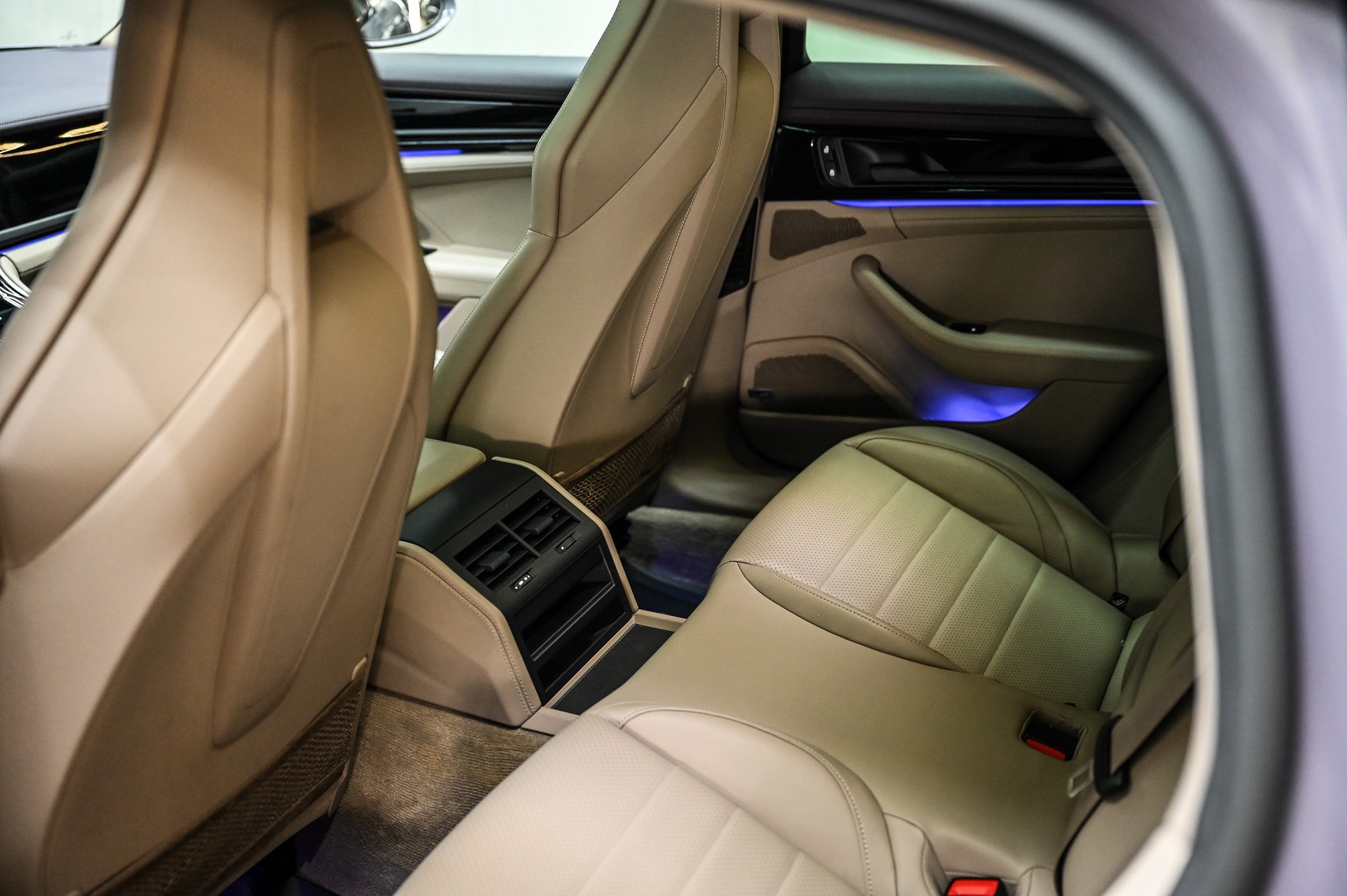 PORSCHE Panamera 4-image-20