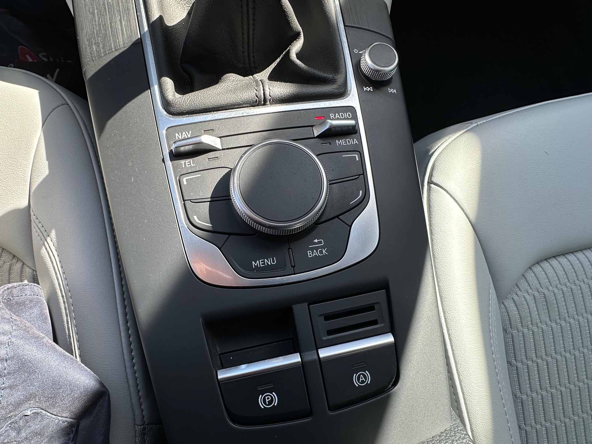 AUDI A3 Sportback 1.4 TFSI Ambition-image-13