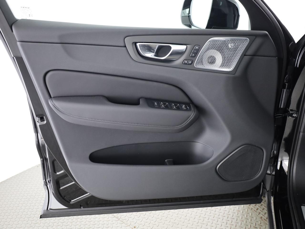VOLVO XC60 2.0 B5 MH Black Edition AWD-image-16