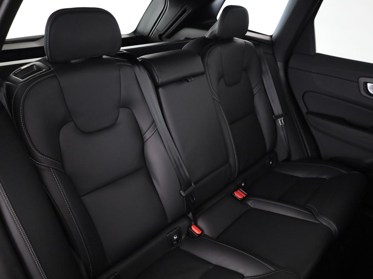 VOLVO XC60 2.0 B5 MH Black Edition AWD-image-11