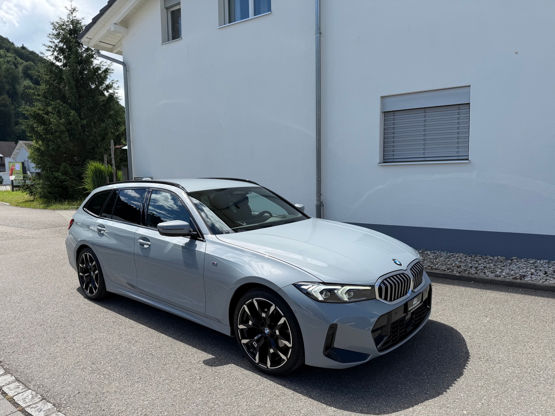 BMW 320d xDrive 48V Touring Steptronic M Sport-showroom-element-2