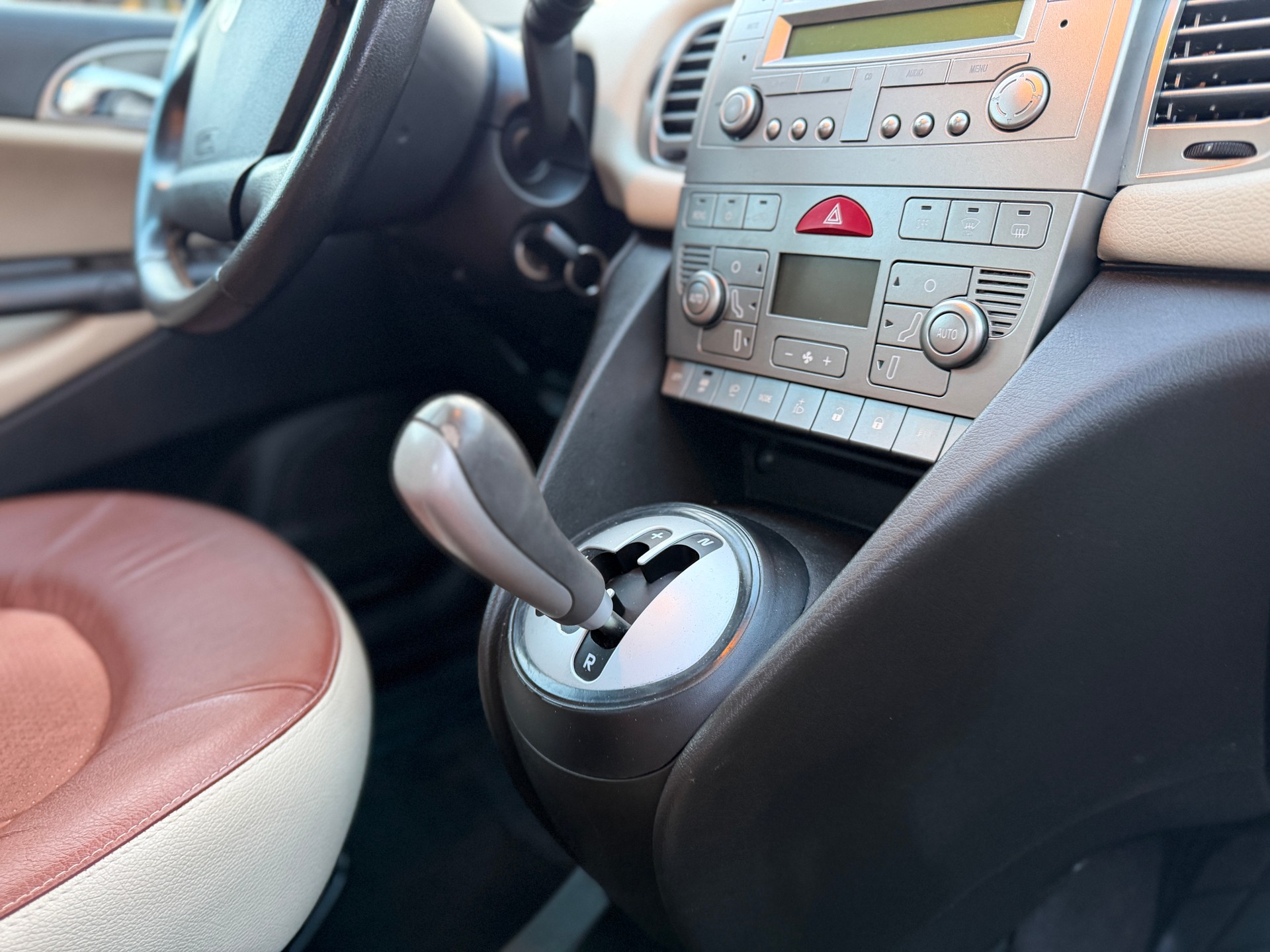 LANCIA Ypsilon 1.4 16V Platino-image-17