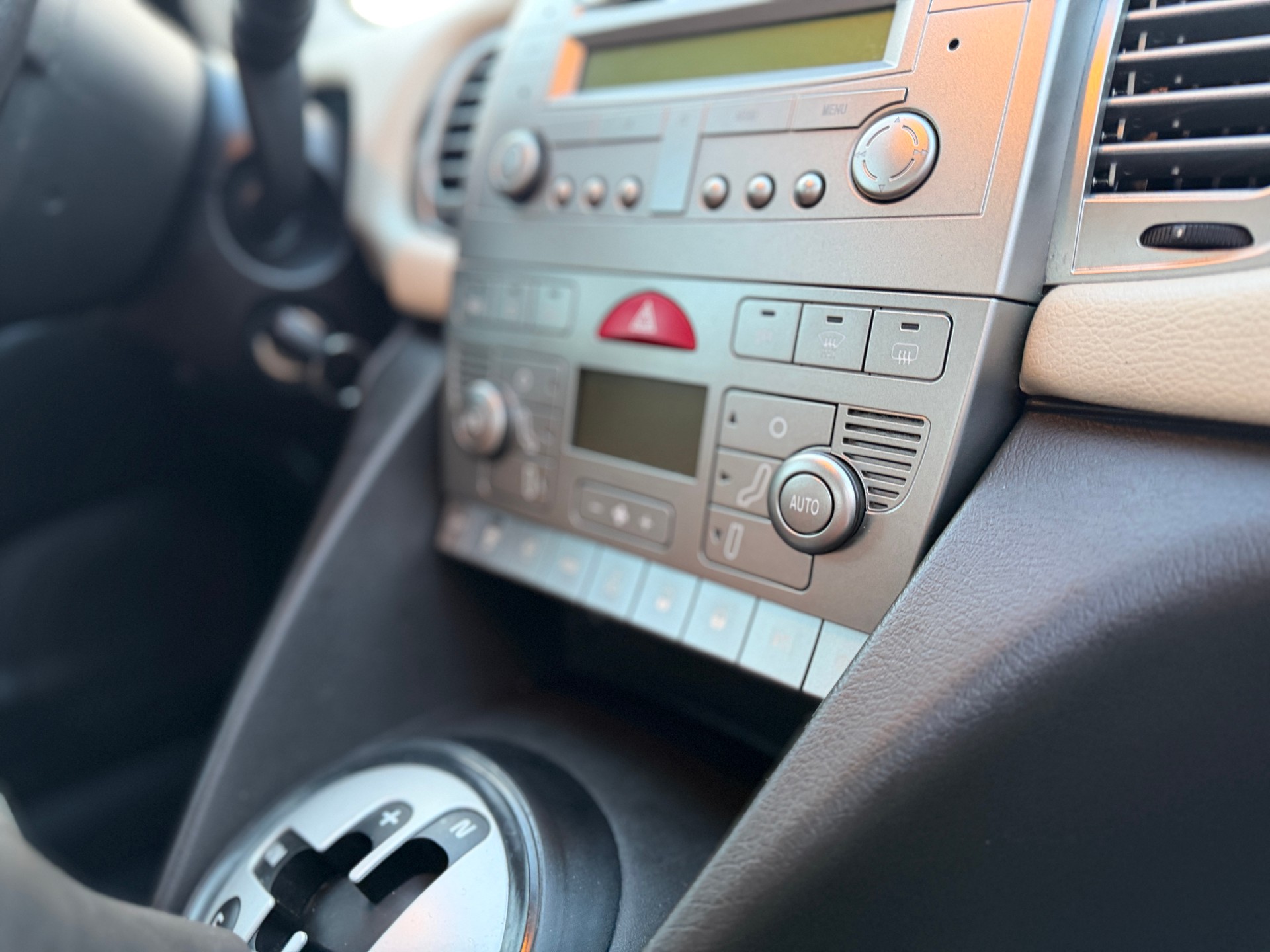 LANCIA Ypsilon 1.4 16V Platino-image-16