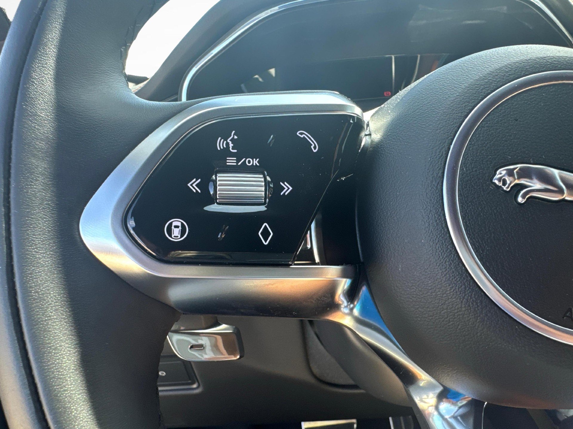 JAGUAR F-Pace 2.0 P400e R-Dynamic HSE 90th Anniversary Ed. AWD-image-17
