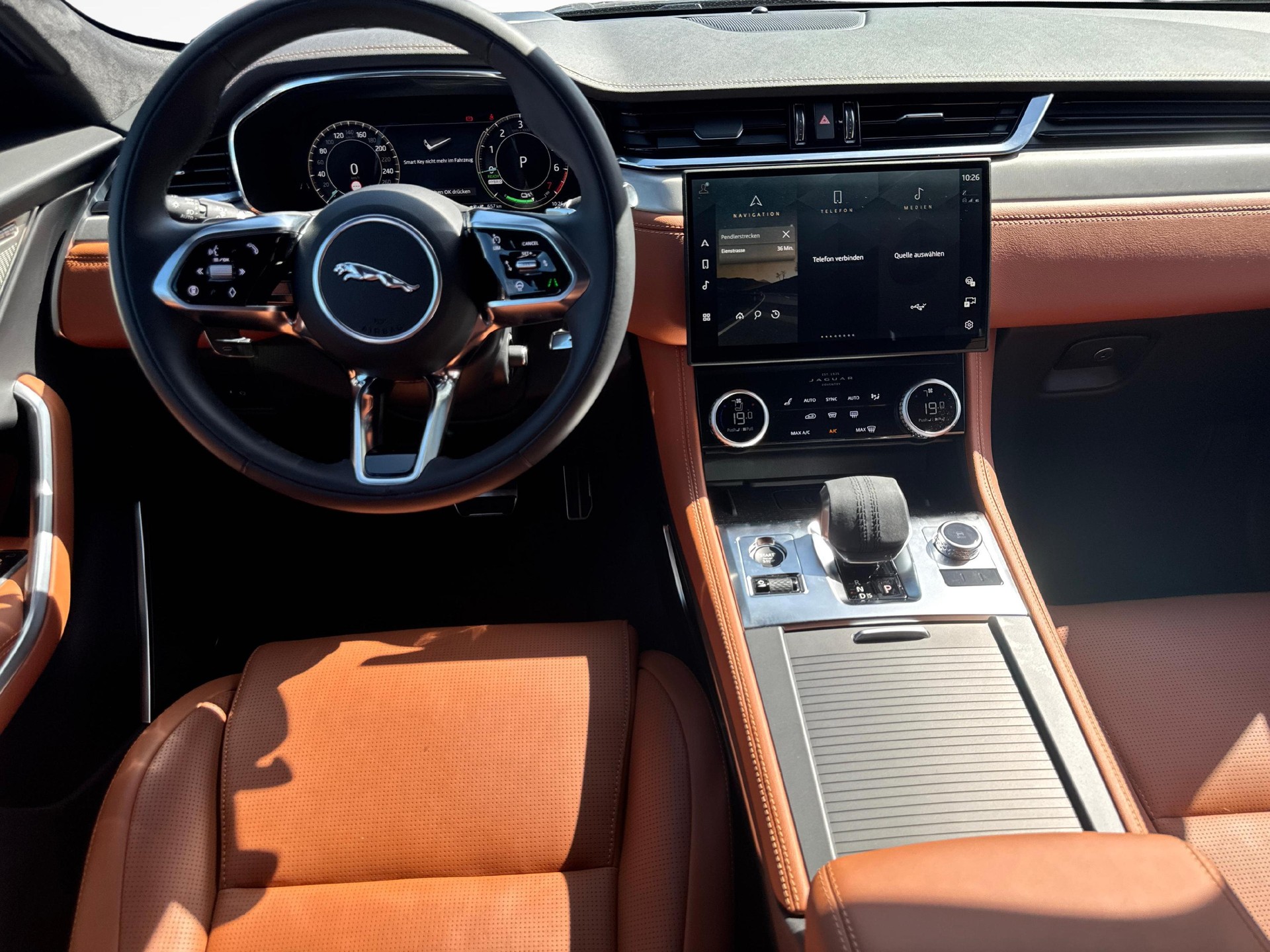 JAGUAR F-Pace 2.0 P400e R-Dynamic HSE 90th Anniversary Ed. AWD-image-8