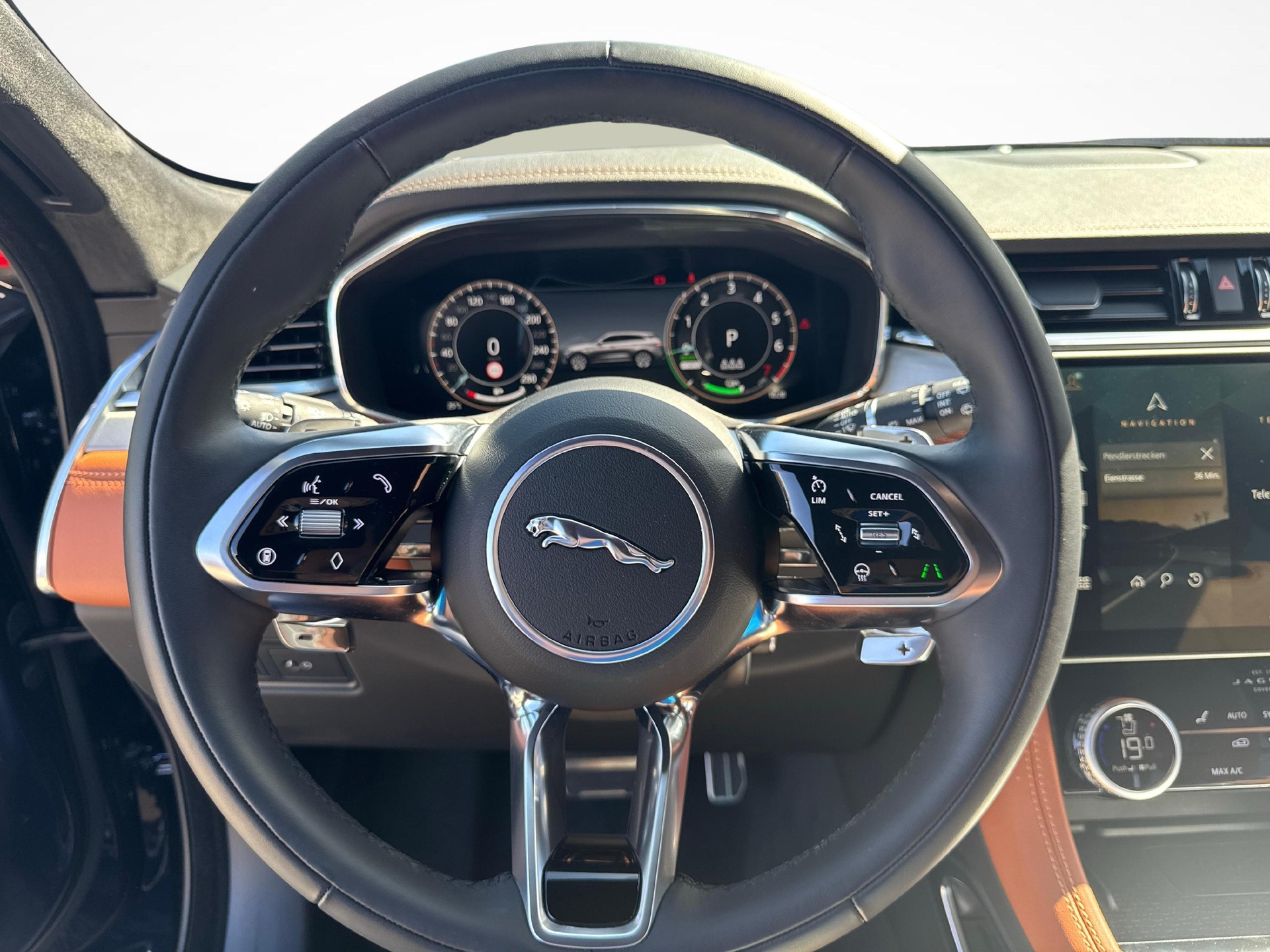 JAGUAR F-Pace 2.0 P400e R-Dynamic HSE 90th Anniversary Ed. AWD-image-13