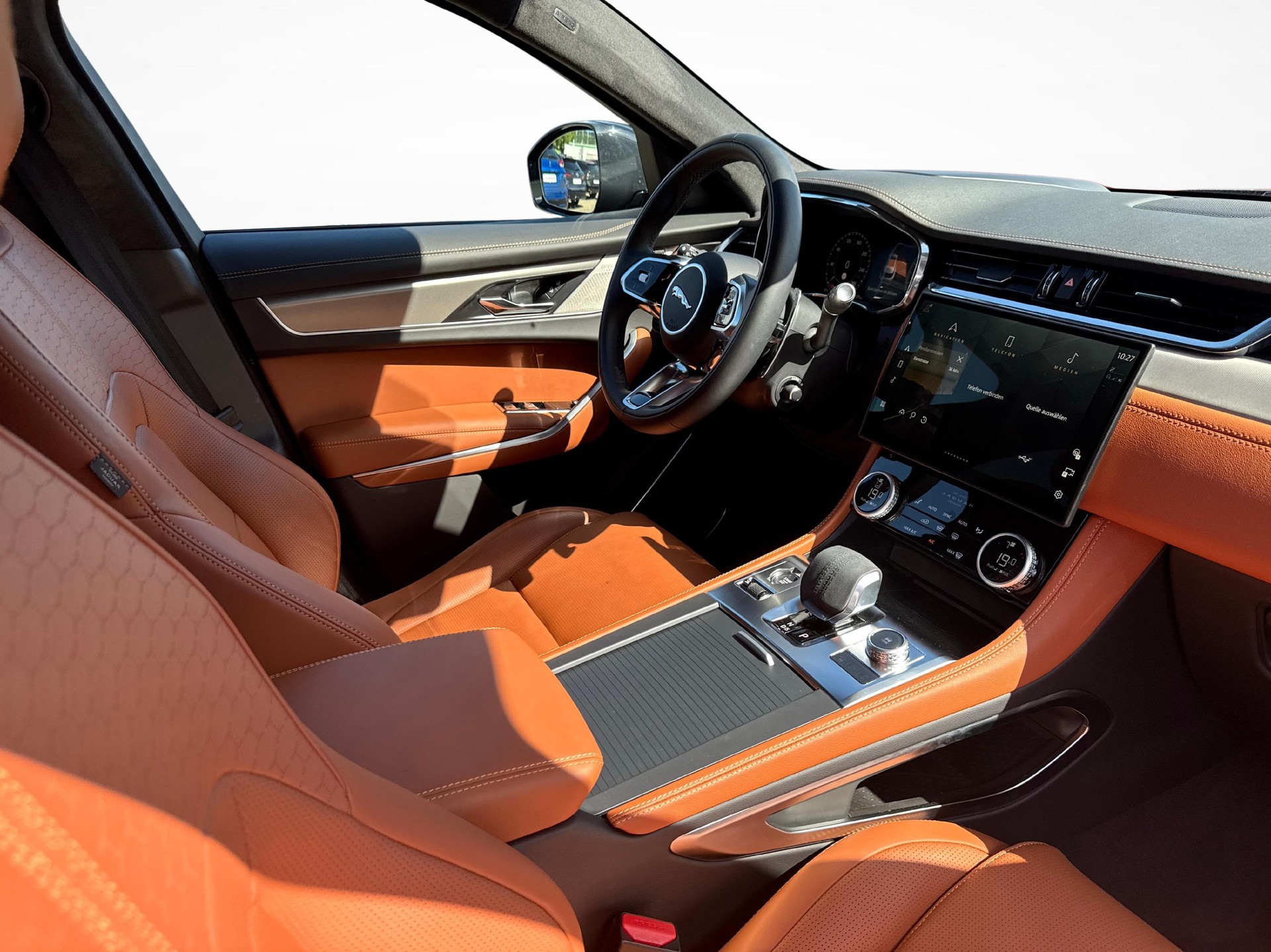 JAGUAR F-Pace 2.0 P400e R-Dynamic HSE 90th Anniversary Ed. AWD-image-9
