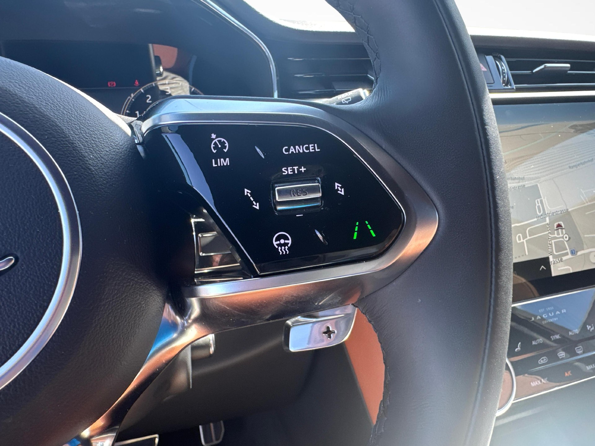 JAGUAR F-Pace 2.0 P400e R-Dynamic HSE 90th Anniversary Ed. AWD-image-16