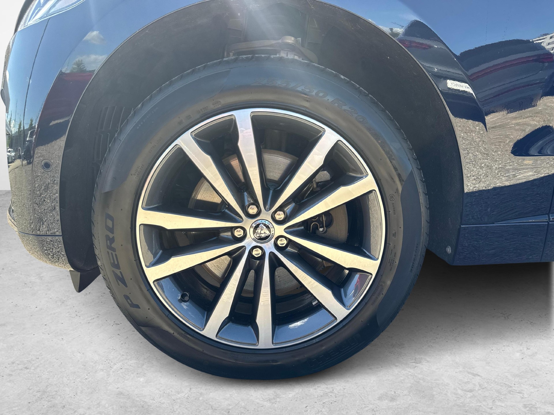 JAGUAR F-Pace 2.0 P400e R-Dynamic HSE 90th Anniversary Ed. AWD-image-19