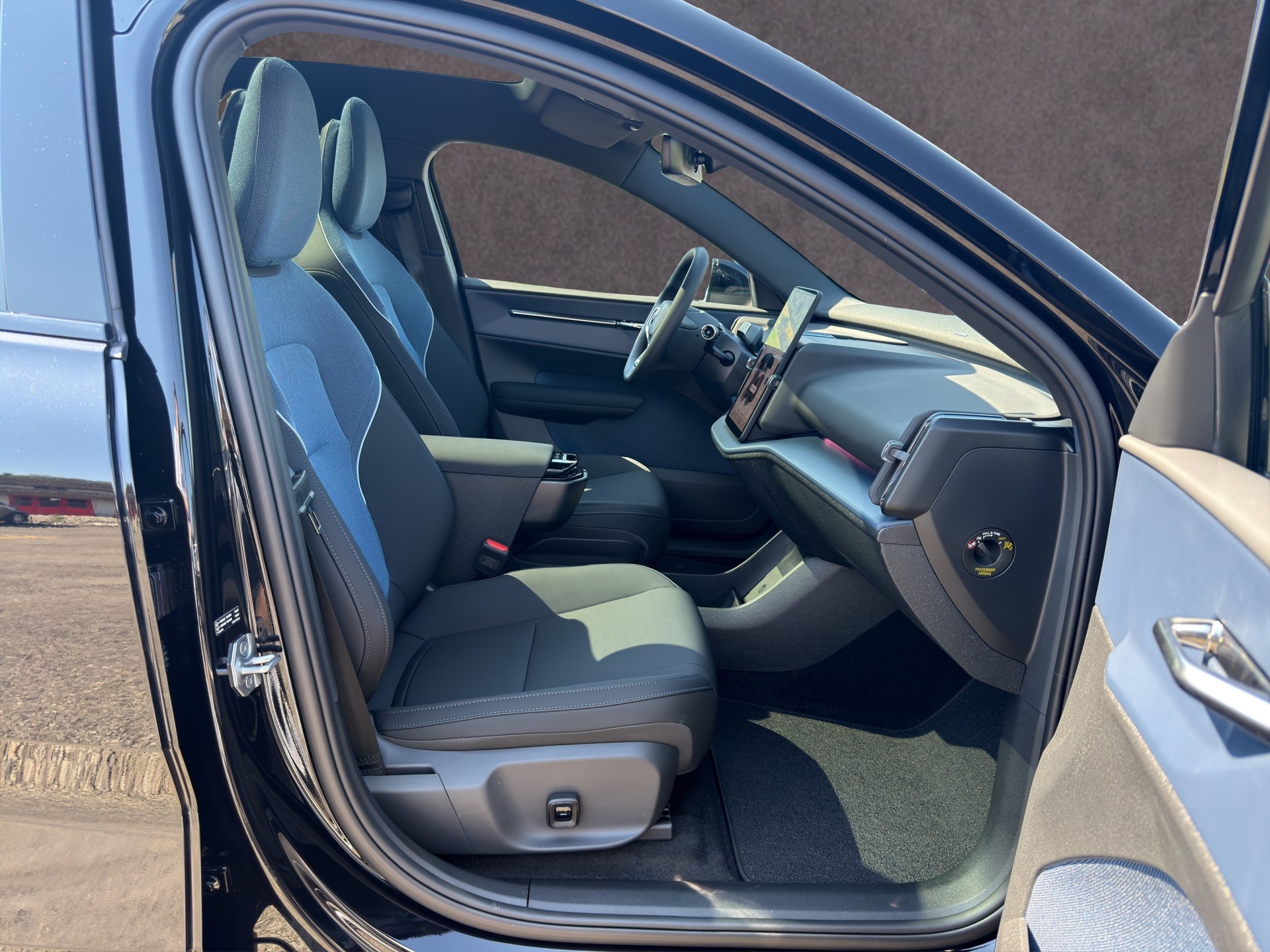VOLVO EX30 E60 Twin Ultra Performance Sw. Black Ed. AWD-image-14